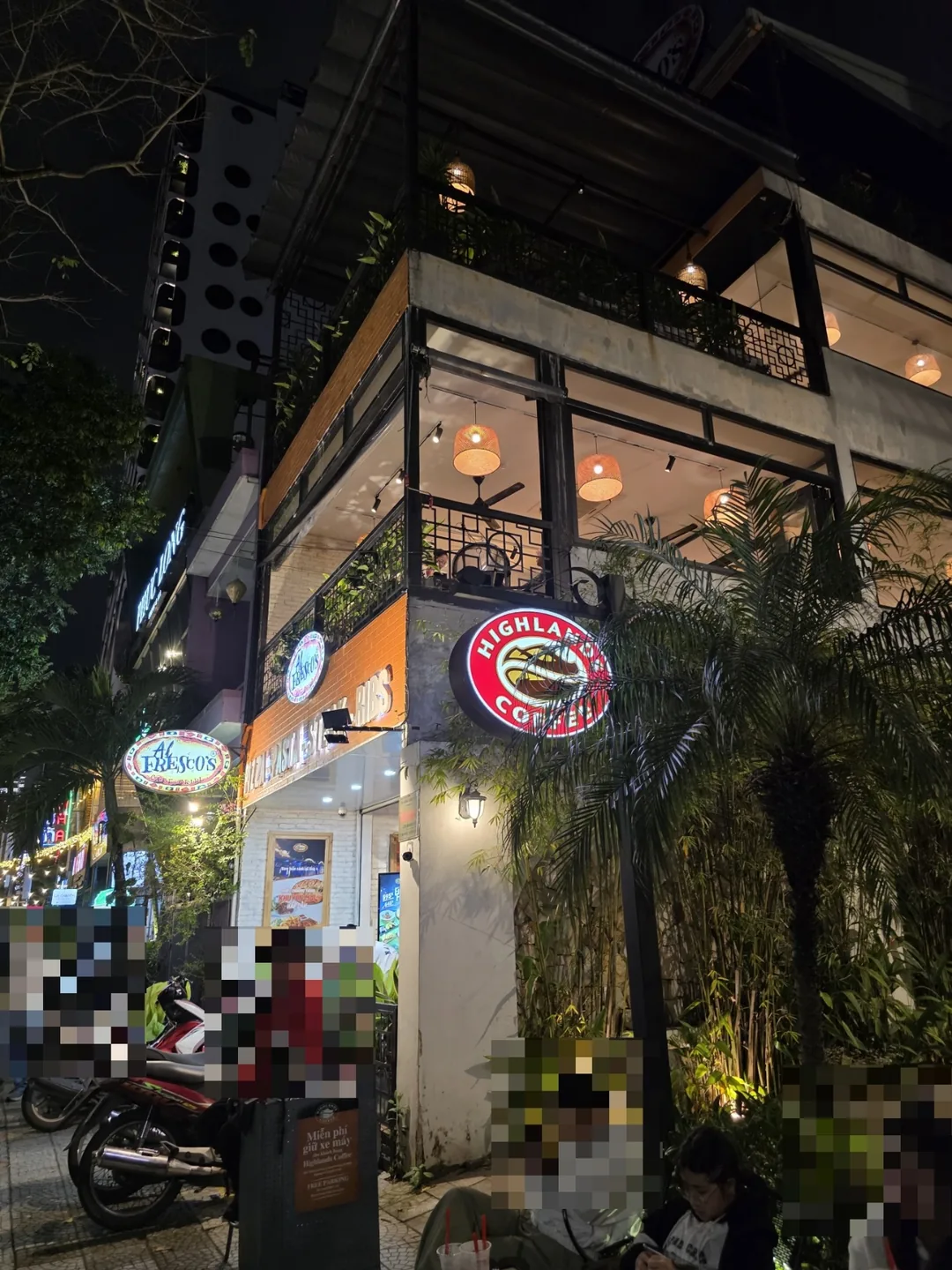 🇻🇳Chuyến du lịch Đà Nẵng của ba mẹ con_ Highlands Coffee (Highlands Coffee 517 Trần Hưng Đạo)..Sao trà sữa ngọt vậy trời!!!..😭(thanh toán bằng GLN)