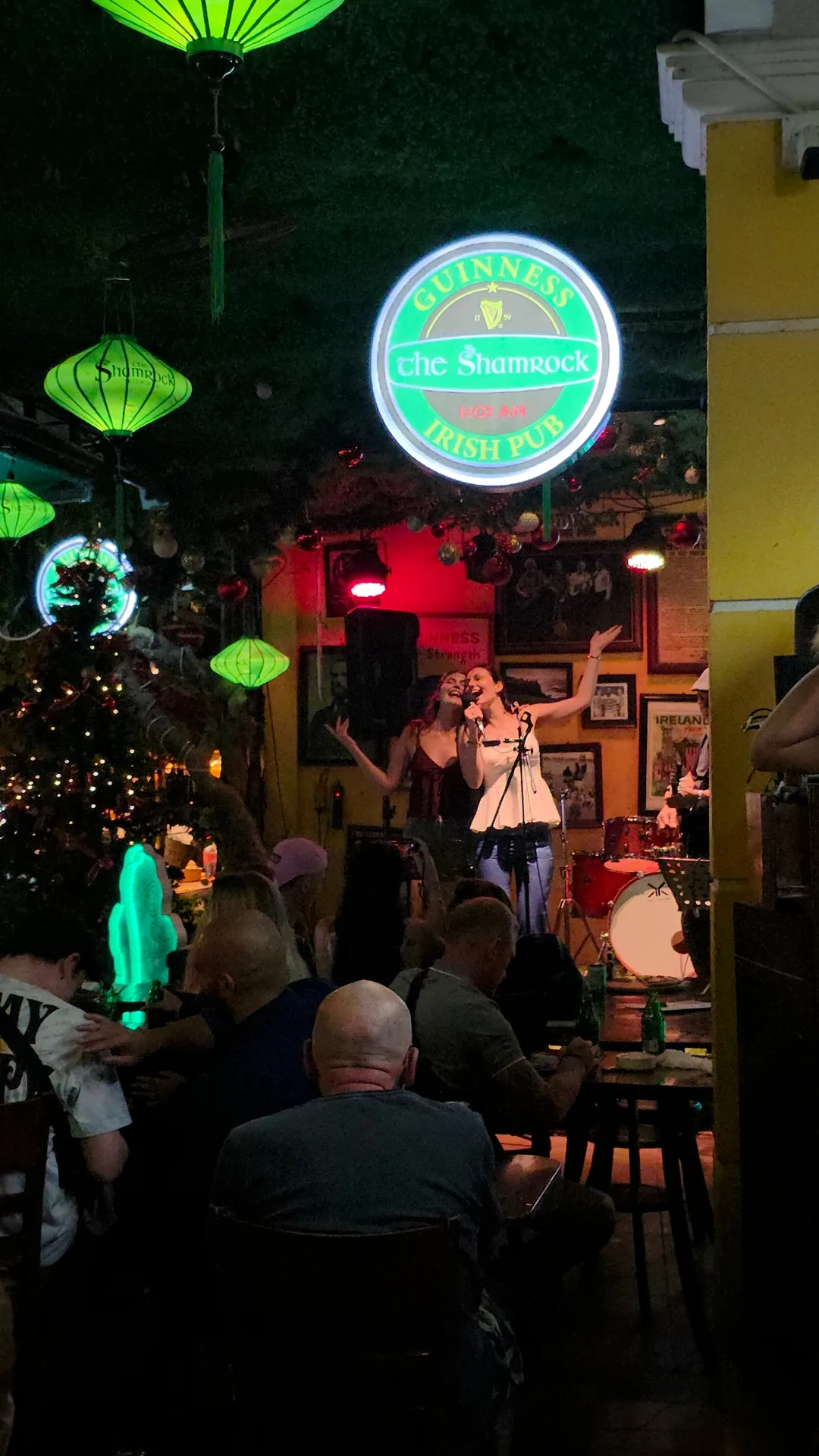 🇻🇳Chuyến du lịch Đà Nẵng của mẹ và các con gái_ Quán pub Ireland Shamrock🎤🎸Như là lần cuối~ Mama, như là lần cuối~🎵🎶
