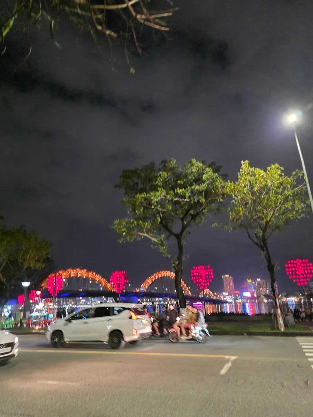 🇻🇳 Chuyến du lịch Đà Nẵng của ba mẹ con_ Dù còn thiếu 2%, đêm đầu tiên cũng phải đi xem show show show ở Cầu Rồng chứ
