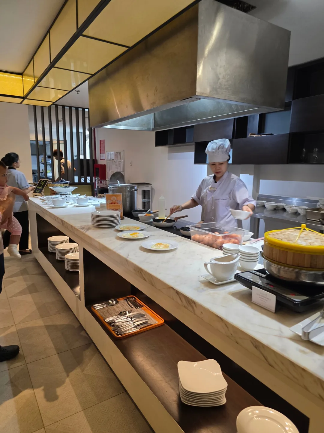 🇻🇳 Chuyến du lịch Đà Nẵng của mẹ và hai con gái_ Bữa sáng tại khách sạn Satya