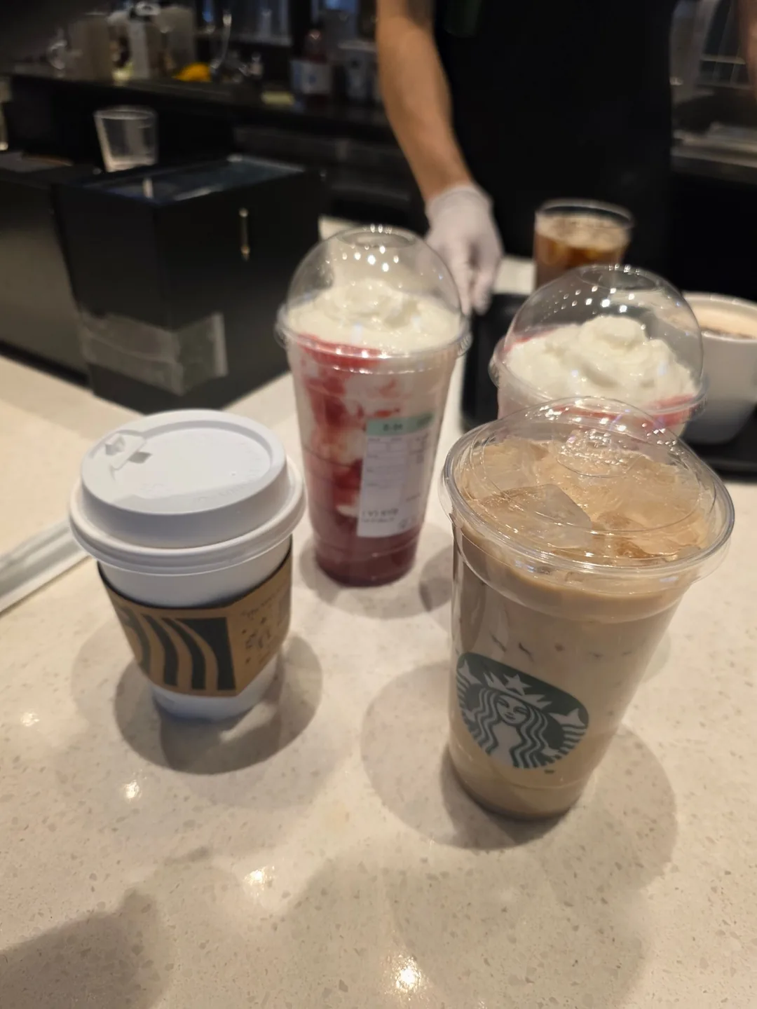 40 chiếc cốc tái sử dụng Starbucks, như bánh vẽ trên giấy