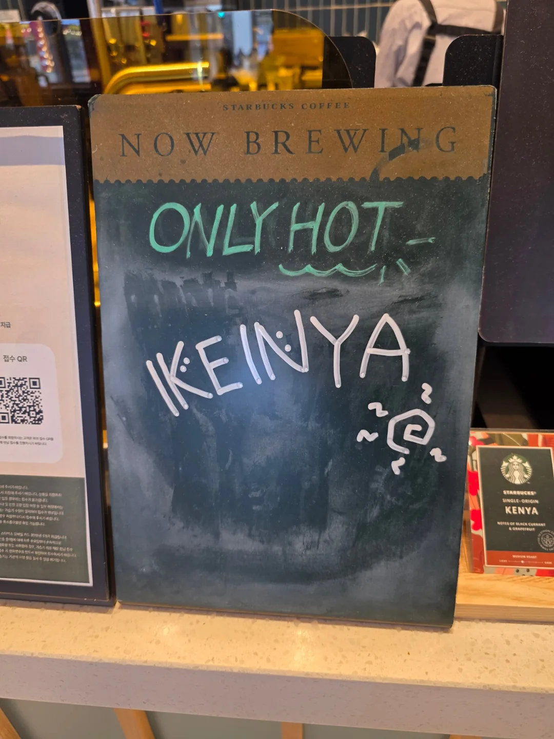 40 chiếc cốc tái sử dụng Starbucks, như bánh vẽ trên giấy