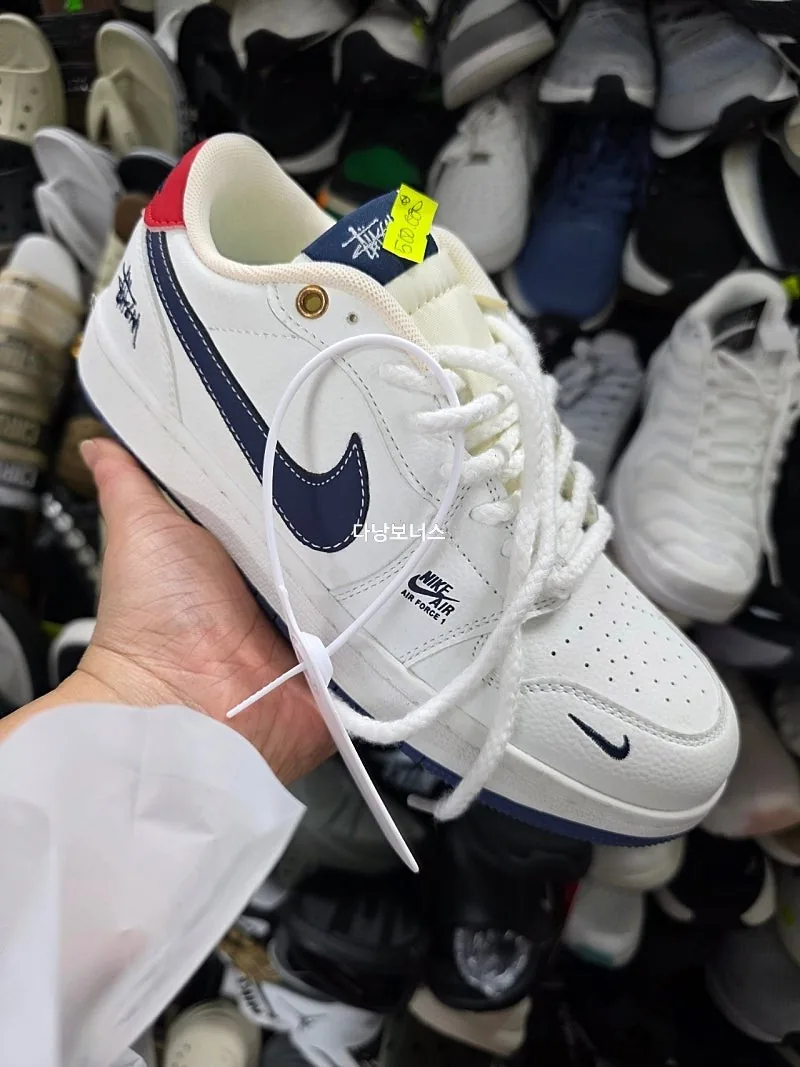 🇻🇳 Chuyến du lịch Đà Nẵng của ba mẹ con_ Mua sắm tại sạp số 289 chợ Hàn, giày Nike hợp tác Stussy (thanh toán bằng GLN)