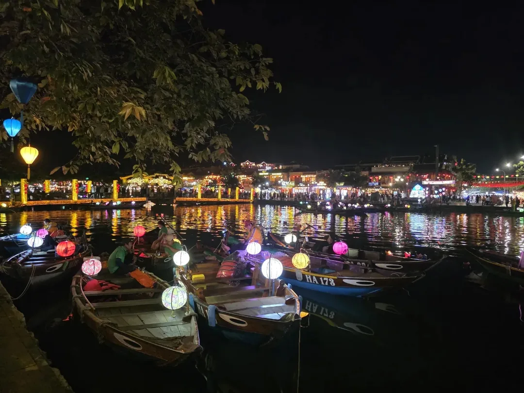 🇻🇳 Chuyến du lịch Đà Nẵng của ba mẹ con_ Thật lòng mà nói, cảnh đêm Hội An chẳng phải là chơi ăn gian sao?