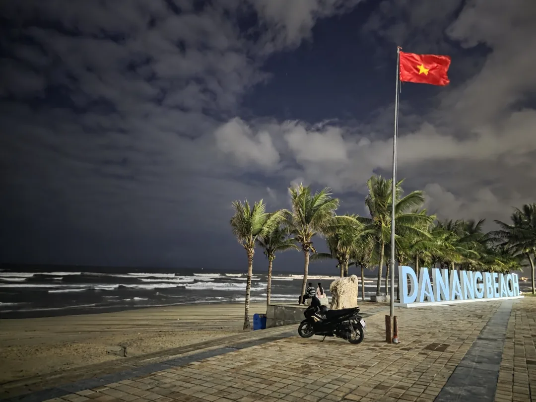 🇻🇳 Chuyến du lịch Đà Nẵng của ba mẹ con — Dù mưa gió thế nào cũng phải đi dạo bãi biển Mỹ Khê chứ