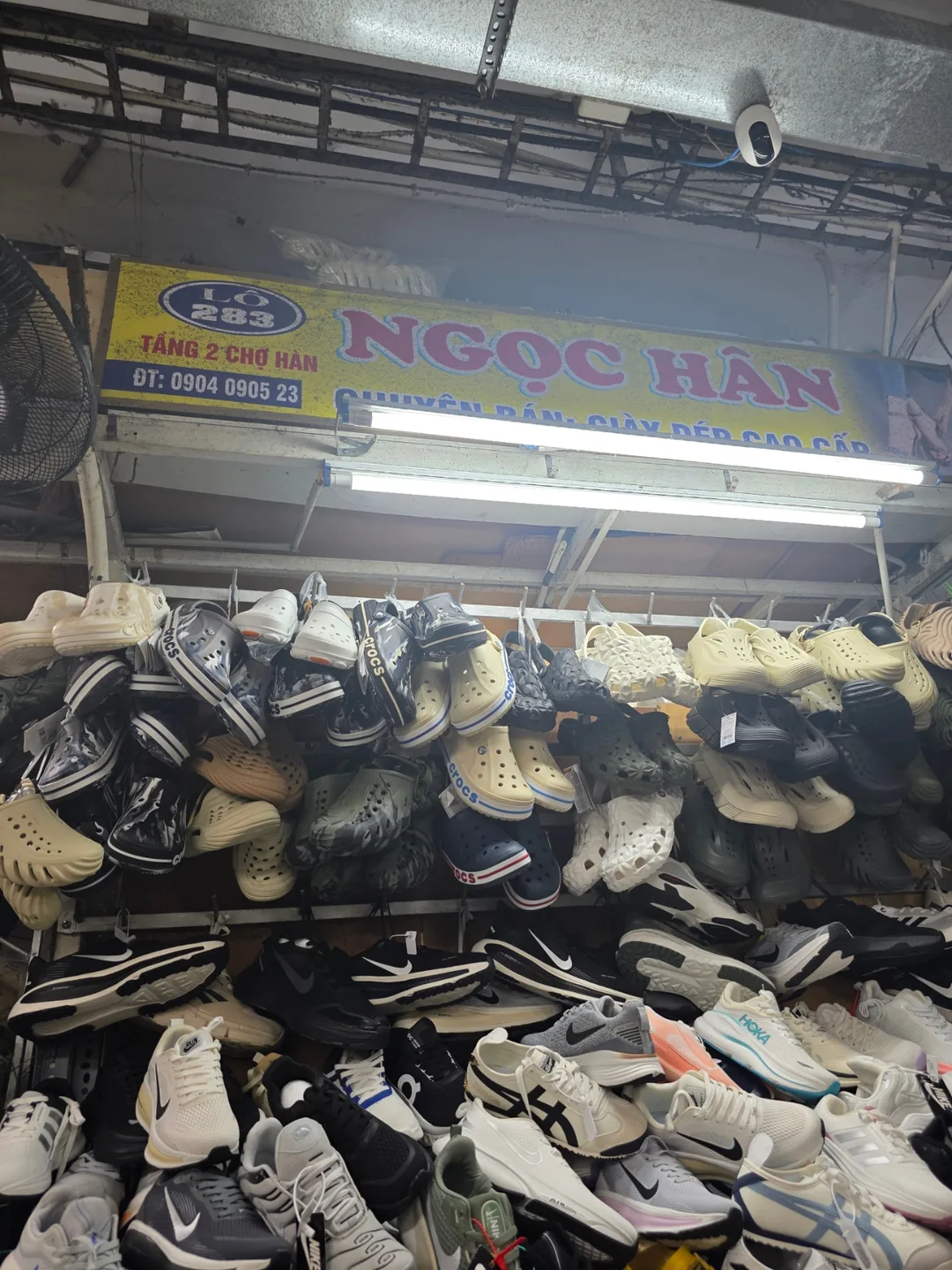 🇻🇳 Chuyến du lịch Đà Nẵng của ba mẹ con_ Mua sắm giày thể thao ở chợ Hàn! Giá cả phải chăng và họ thân thiện nên tôi đã mua tất cả ở đây