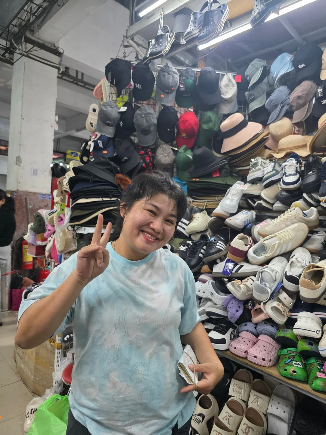 🇻🇳 Chuyến du lịch Đà Nẵng của ba mẹ con_ Mua sắm giày thể thao ở chợ Hàn! Giá cả phải chăng và họ thân thiện nên tôi đã mua tất cả ở đây
