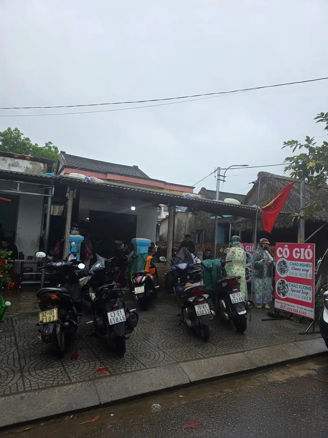 🇻🇳Chuyến du lịch Đà Nẵng của ba mẹ con (ba thế hệ phụ nữ)_ Ngày mưa thế này, mời bạn một tô cháo sò nóng hổi ở bãi biển An Bàng thì sao nhỉ