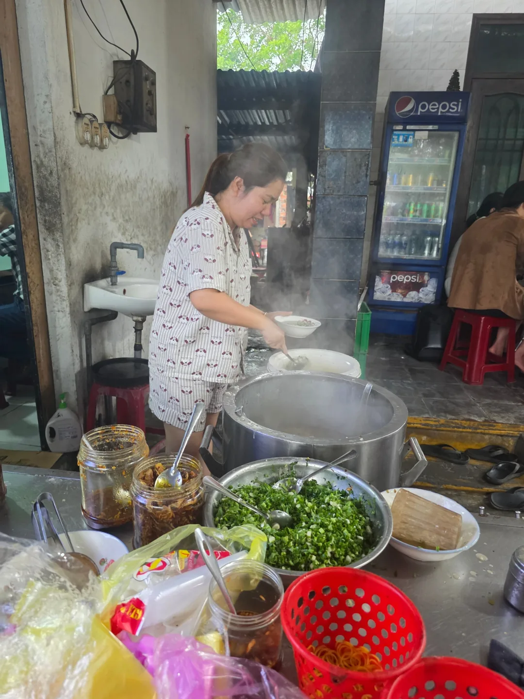 🇻🇳Chuyến du lịch Đà Nẵng của ba mẹ con (ba thế hệ phụ nữ)_ Ngày mưa thế này, mời bạn một tô cháo sò nóng hổi ở bãi biển An Bàng thì sao nhỉ