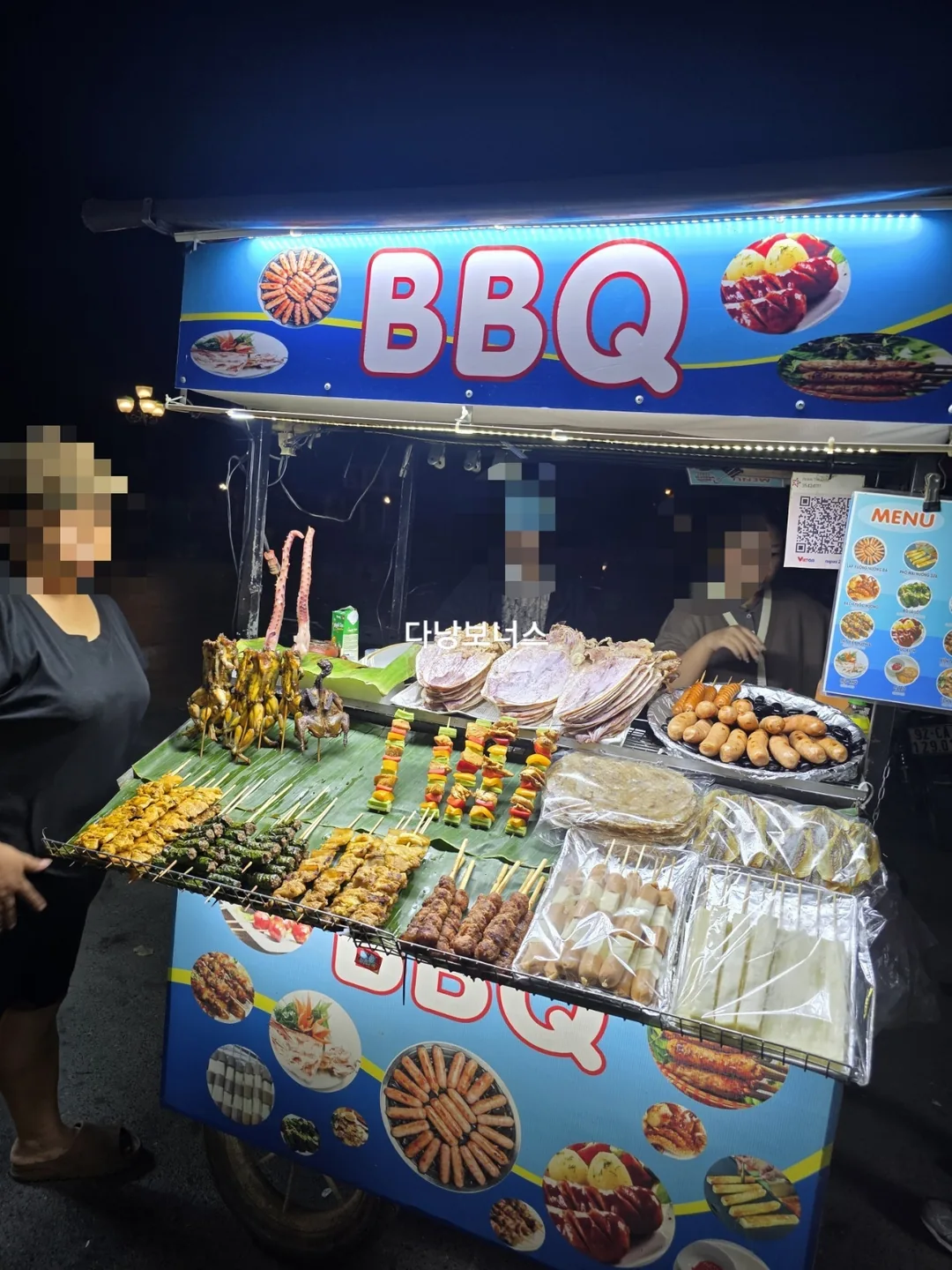 🇻🇳 Chuyến du lịch Đà Nẵng của mẹ và hai con gái_ Đồ ăn vặt Hội An! Xúc xích và chân bạch tuộc, cũng được khuyên dùng làm mồi nhậu!