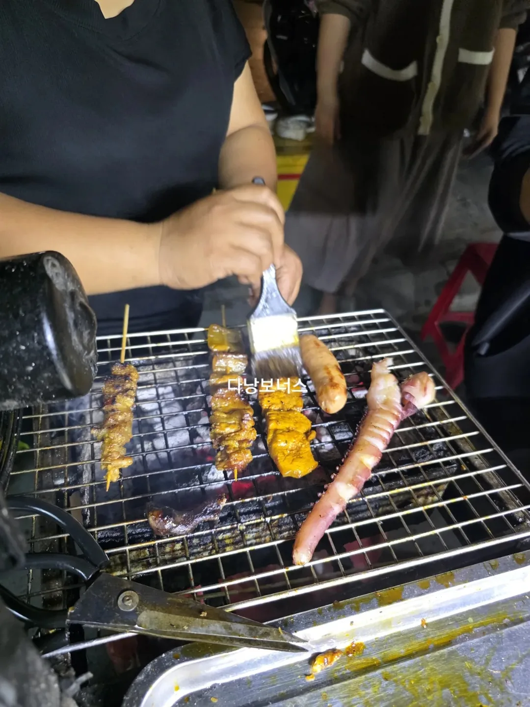 🇻🇳 Chuyến du lịch Đà Nẵng của mẹ và hai con gái_ Đồ ăn vặt Hội An! Xúc xích và chân bạch tuộc, cũng được khuyên dùng làm mồi nhậu!