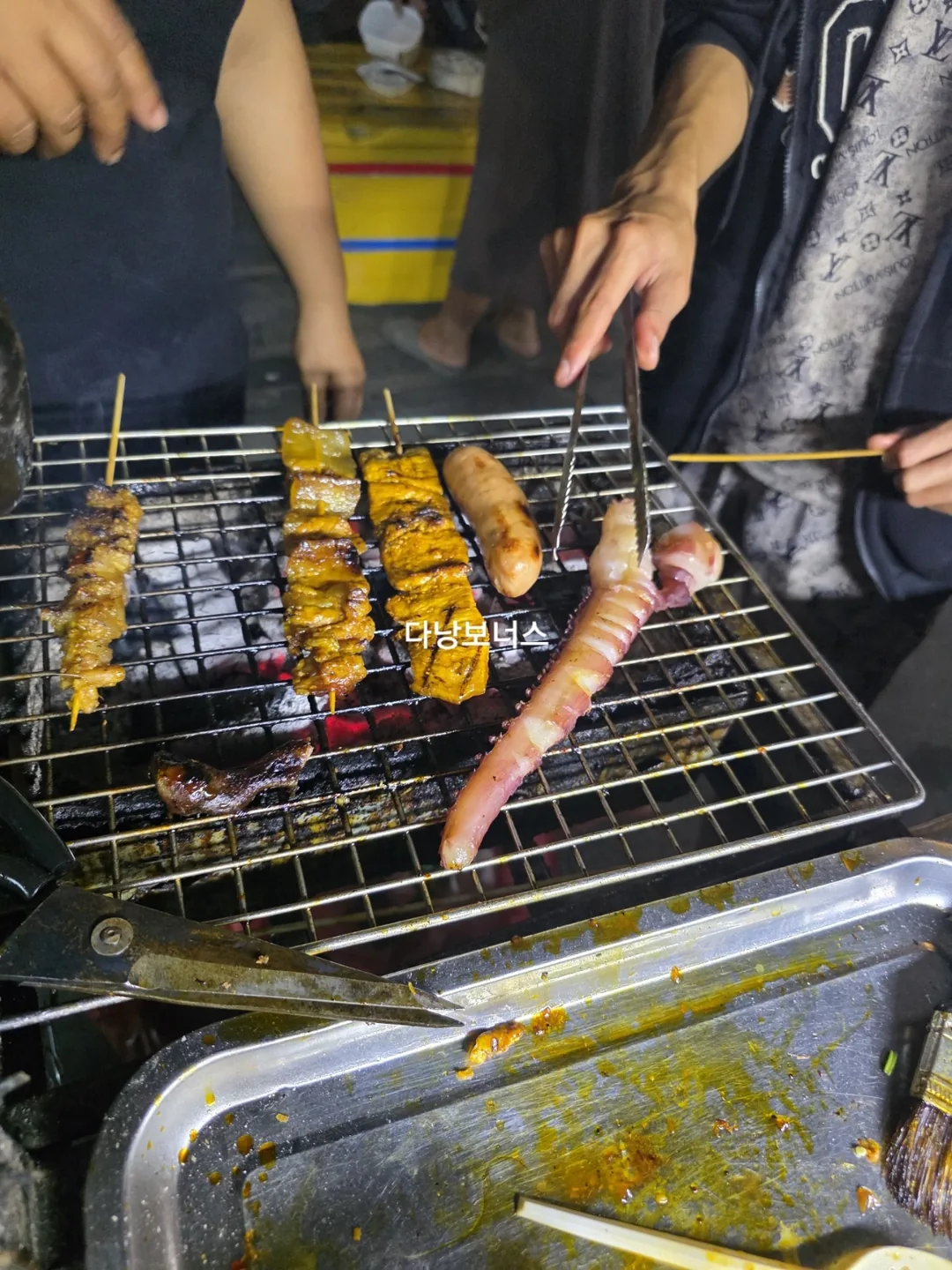 🇻🇳 Chuyến du lịch Đà Nẵng của mẹ và hai con gái_ Đồ ăn vặt Hội An! Xúc xích và chân bạch tuộc, cũng được khuyên dùng làm mồi nhậu!