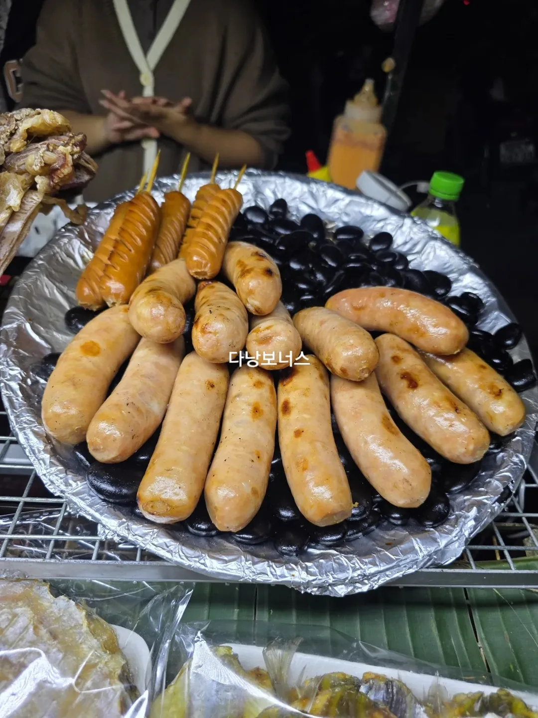 🇻🇳 Chuyến du lịch Đà Nẵng của mẹ và hai con gái_ Đồ ăn vặt Hội An! Xúc xích và chân bạch tuộc, cũng được khuyên dùng làm mồi nhậu!