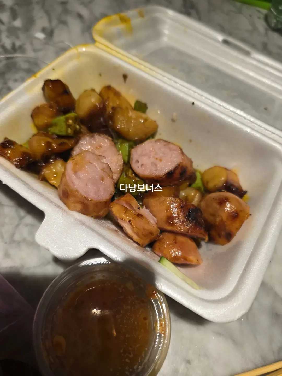 🇻🇳 Chuyến du lịch Đà Nẵng của mẹ và hai con gái_ Đồ ăn vặt Hội An! Xúc xích và chân bạch tuộc, cũng được khuyên dùng làm mồi nhậu!