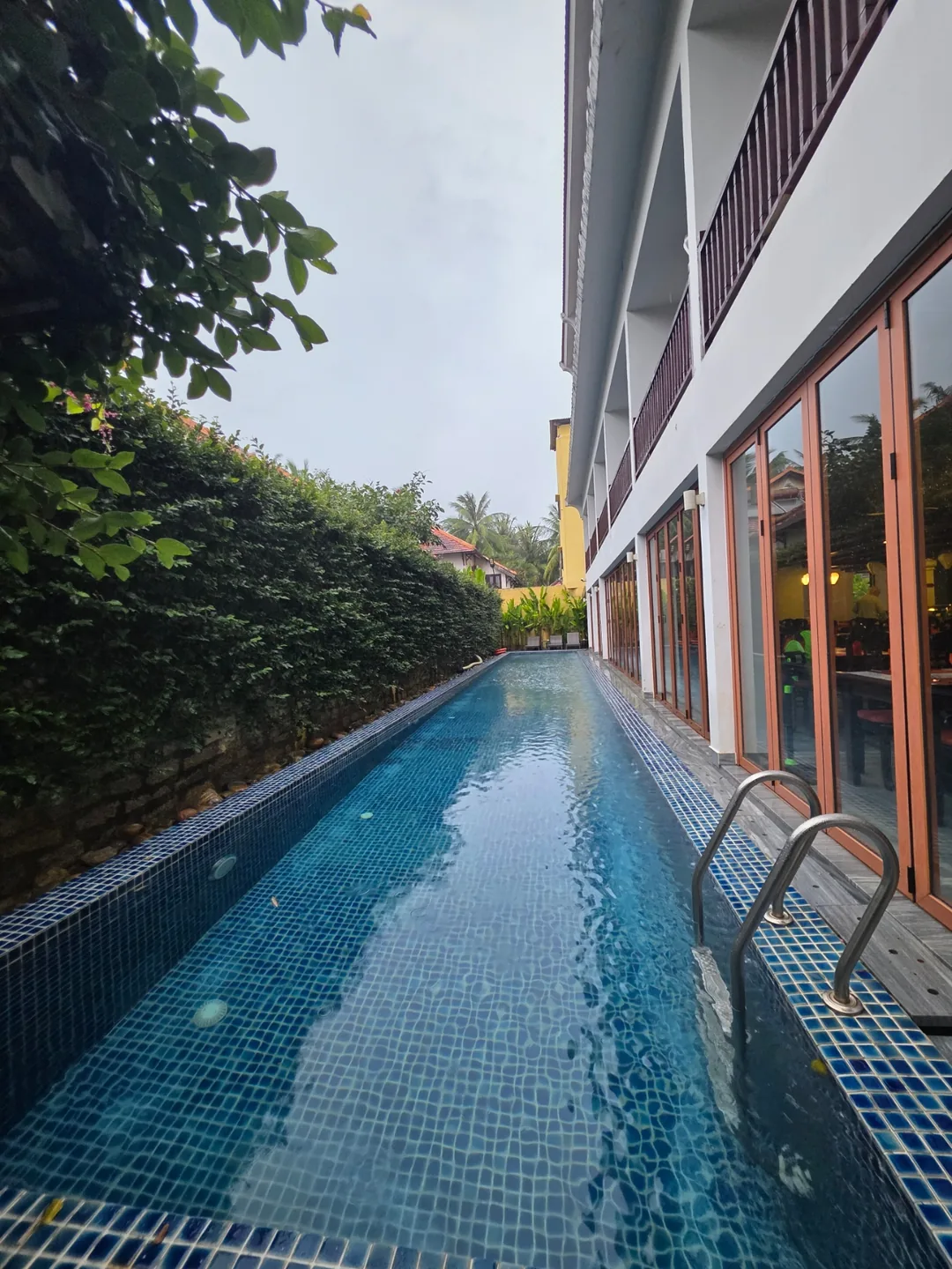 🇻🇳 Chuyến du lịch Đà Nẵng của gia đình ba thế hệ_ Chỗ ở giá hời ở Hội An! Hồ bơi khách sạn Vinh Hung Old Town Hotel