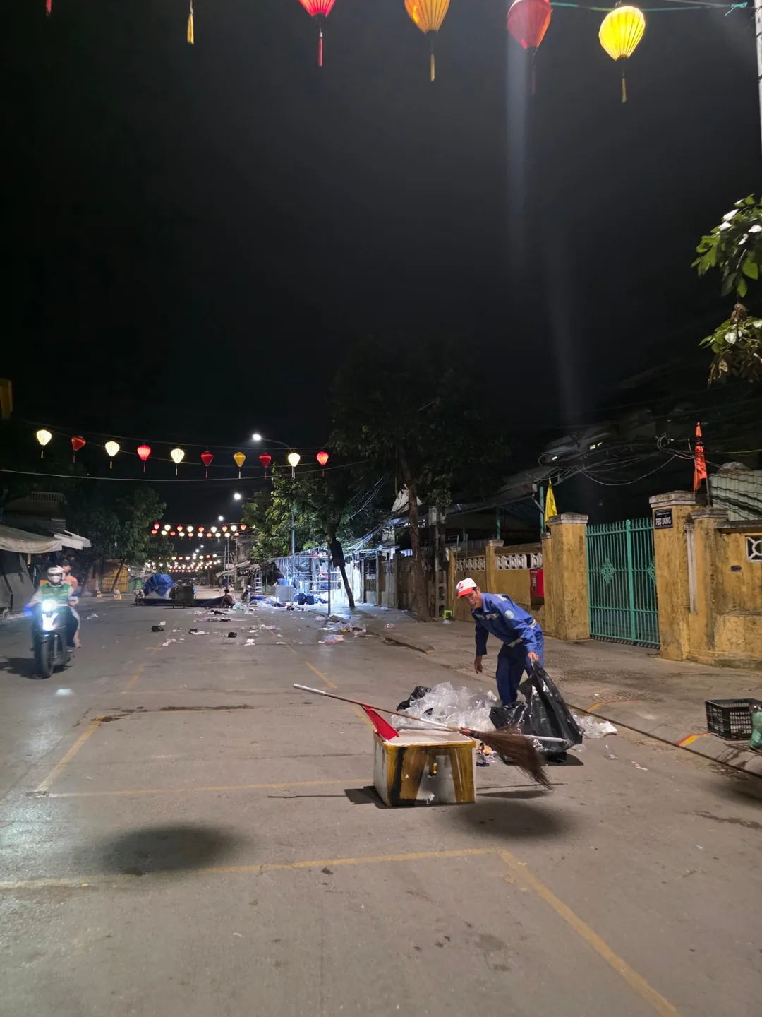 🇻🇳 Chuyến du lịch Đà Nẵng của ba mẹ con _ Những người dọn dẹp màn đêm sau khi chợ đêm Hội An kết thúc