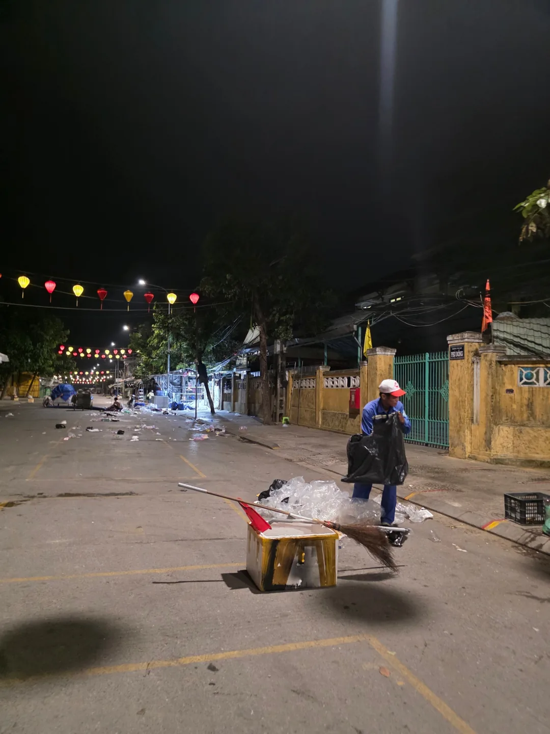 🇻🇳 Chuyến du lịch Đà Nẵng của ba mẹ con _ Những người dọn dẹp màn đêm sau khi chợ đêm Hội An kết thúc