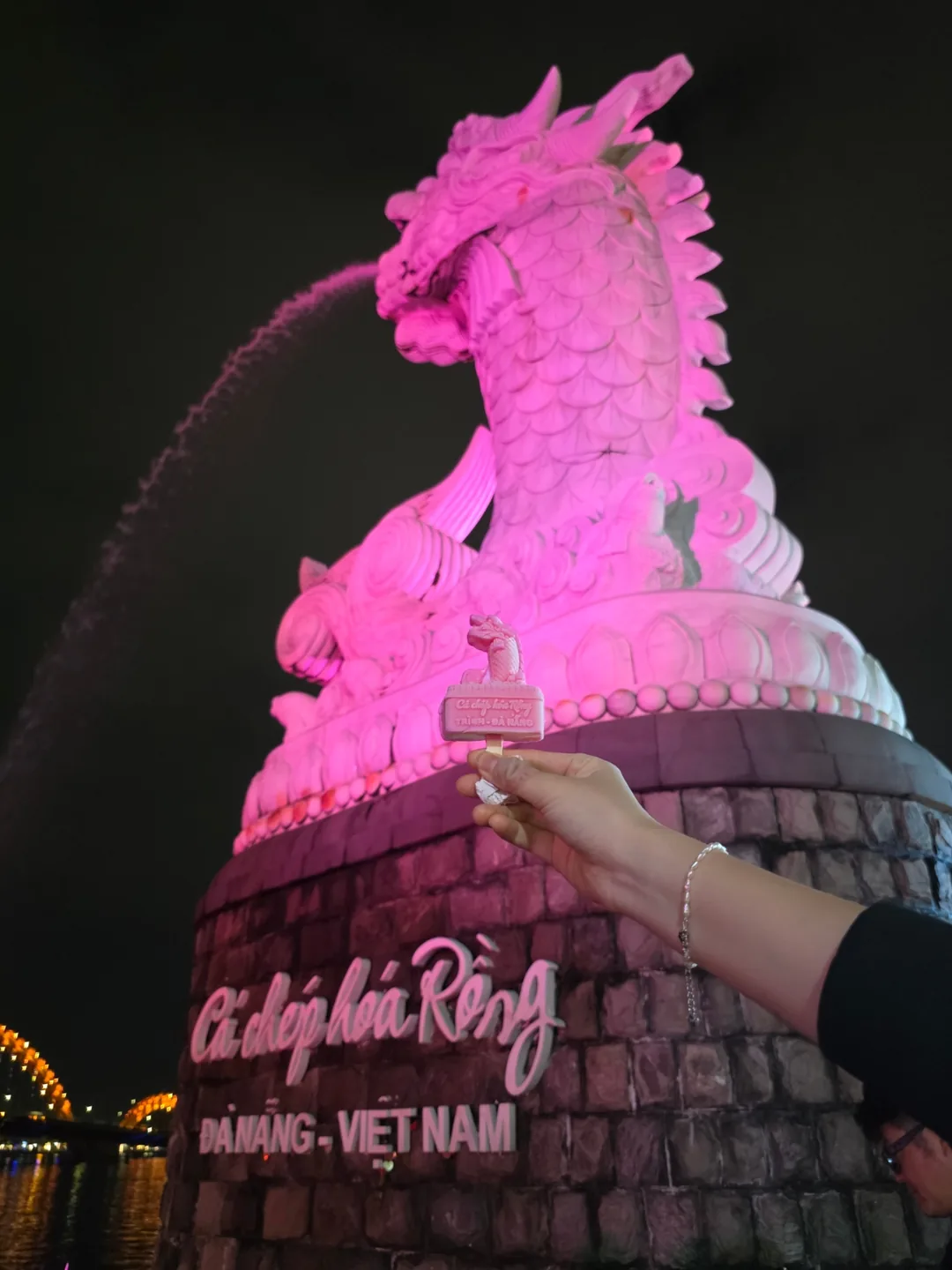 🇻🇳 Chuyến du lịch Đà Nẵng của mẹ và hai con gái_ Biểu tượng của Đà Nẵng! Tượng cá chép