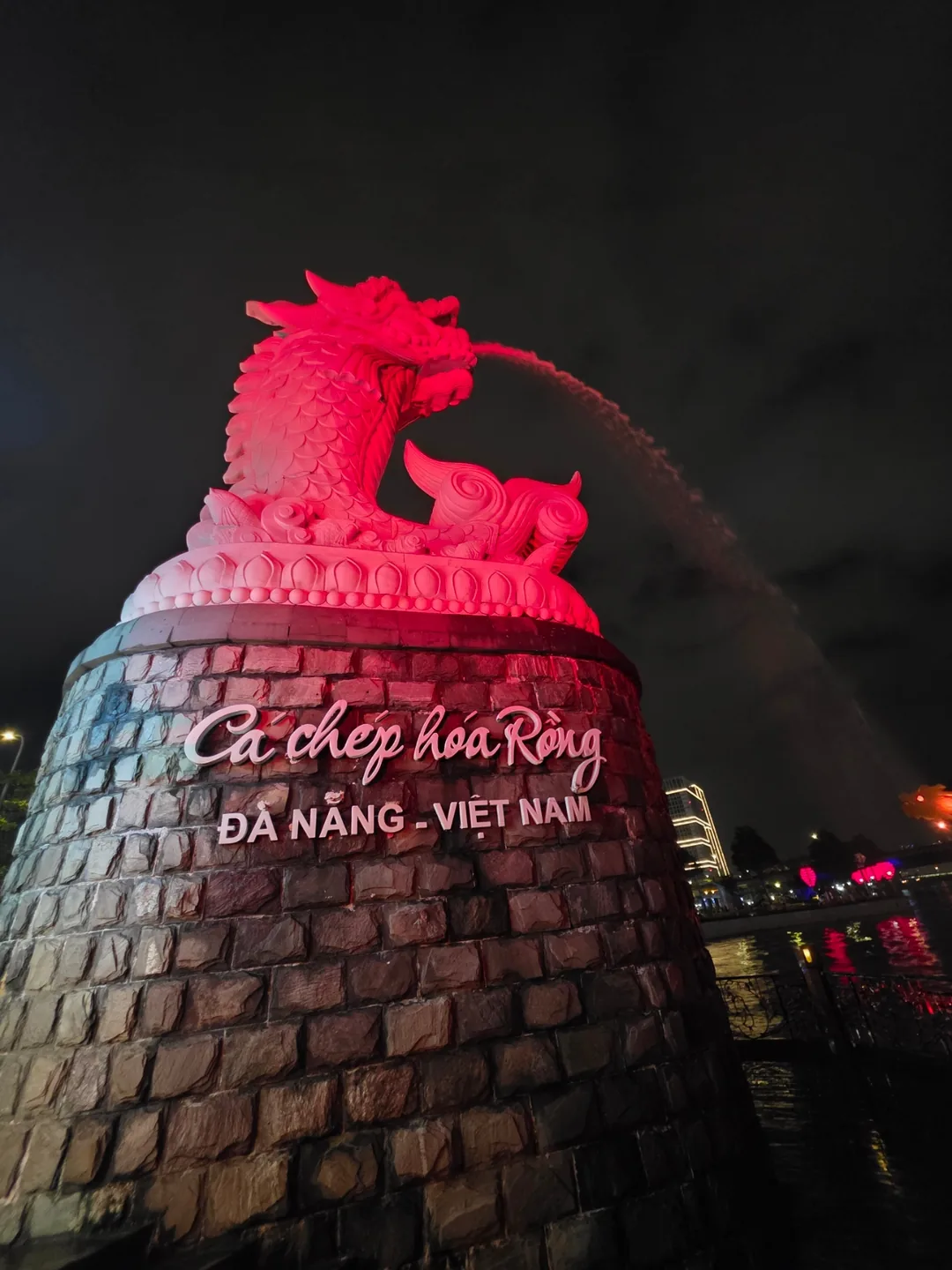 🇻🇳 Chuyến du lịch Đà Nẵng của mẹ và hai con gái_ Biểu tượng của Đà Nẵng! Tượng cá chép