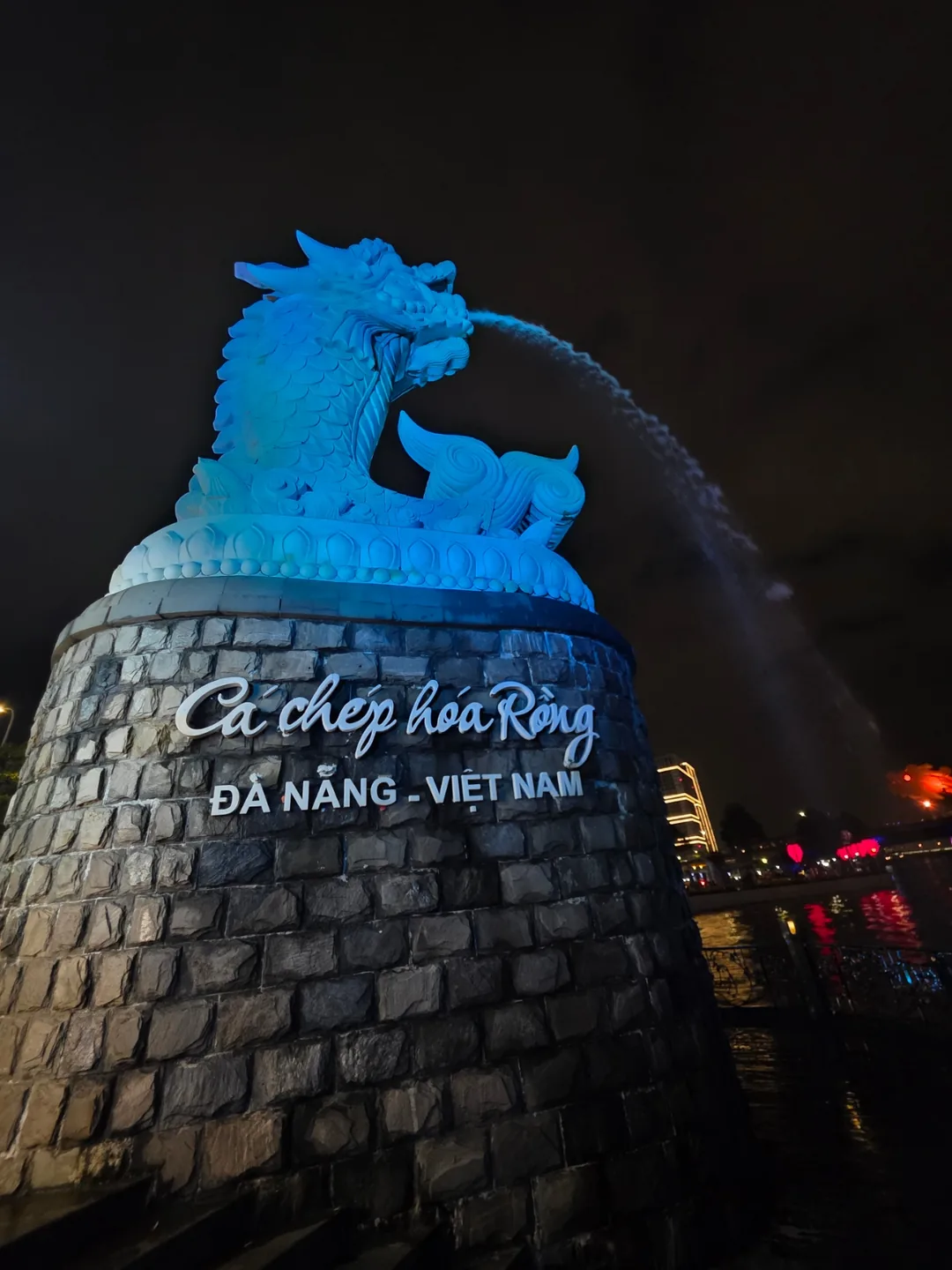 🇻🇳 Chuyến du lịch Đà Nẵng của mẹ và hai con gái_ Biểu tượng của Đà Nẵng! Tượng cá chép