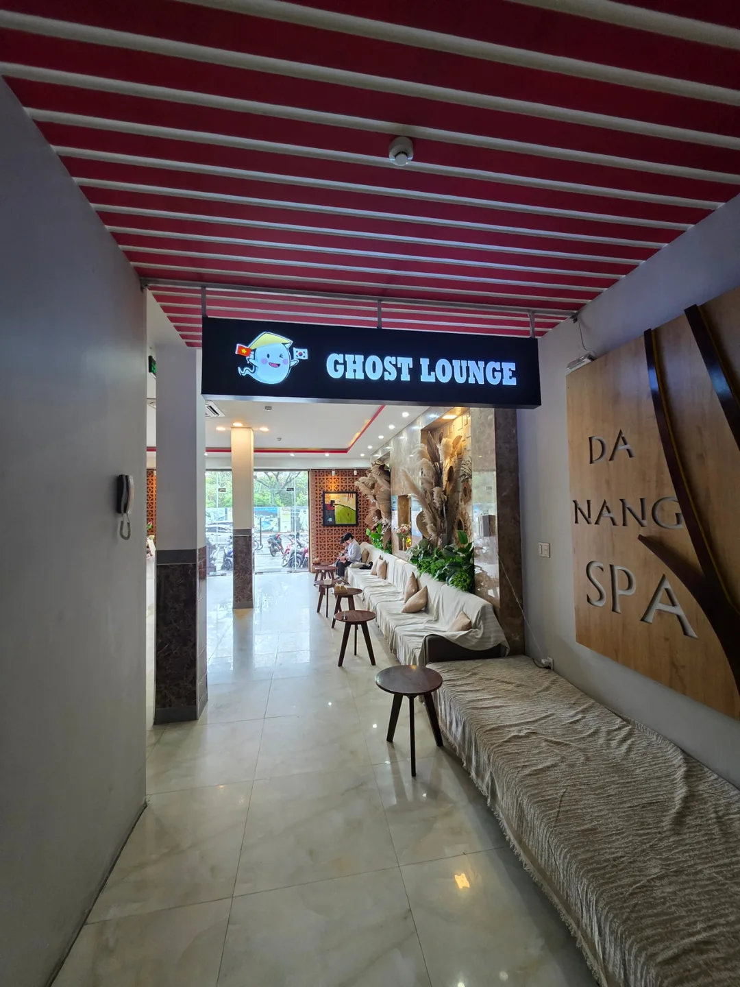 🇻🇳Chuyến du lịch Đà Nẵng của mẹ và hai con gái_ Phòng chờ địa phương Đà Nẵng