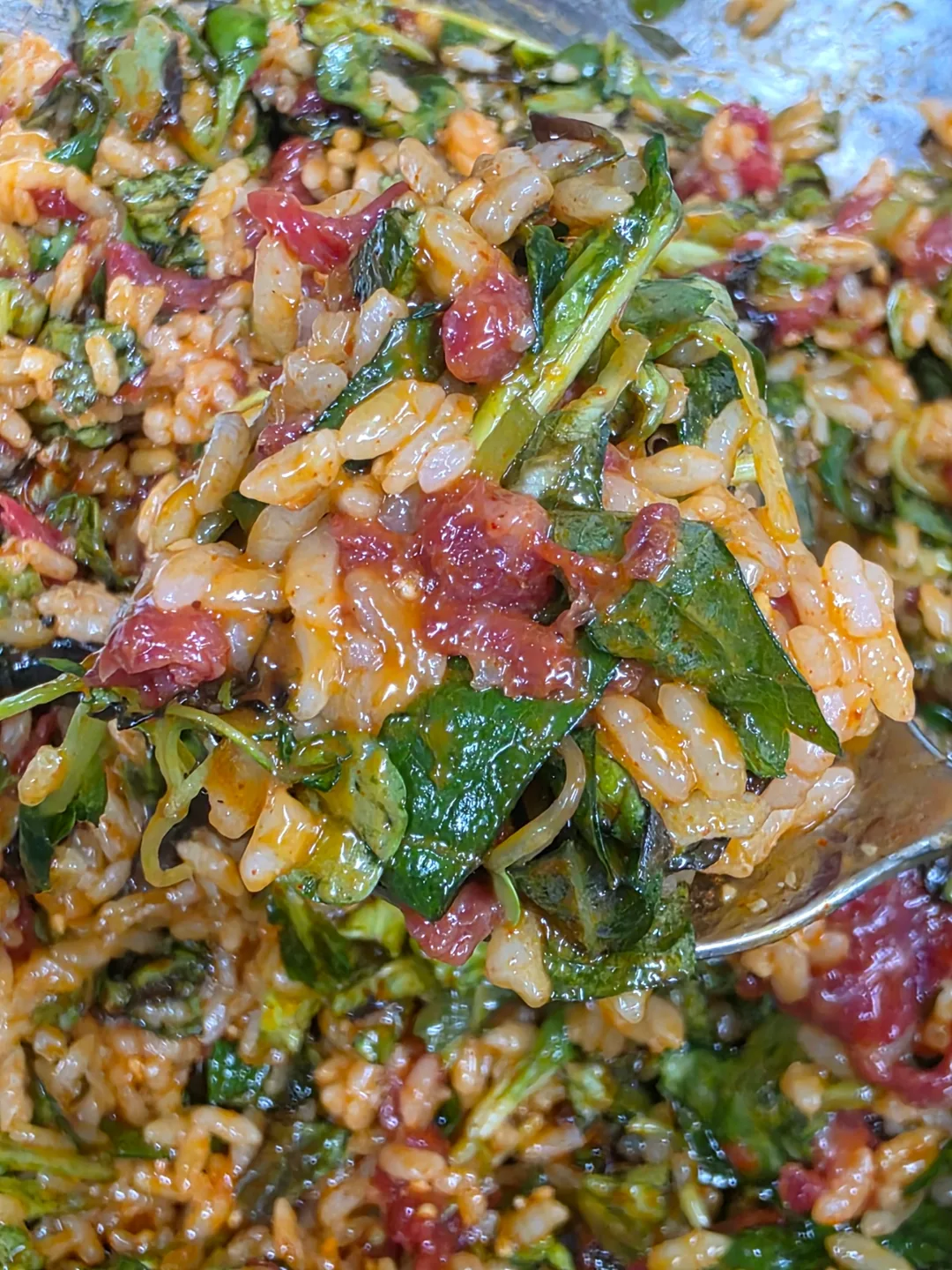 Cơm trộn bibimbap thịt bò sống trong tô đồng