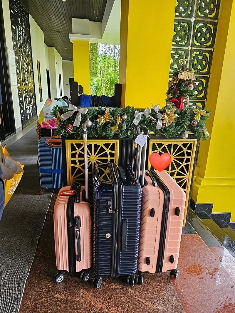 🇻🇳[Vali] Đáng đồng tiền nhất! Chiếc vali gắn bó từ chợ Hansi đã cùng tôi đi khắp mọi ngóc ngách trên thế giới!