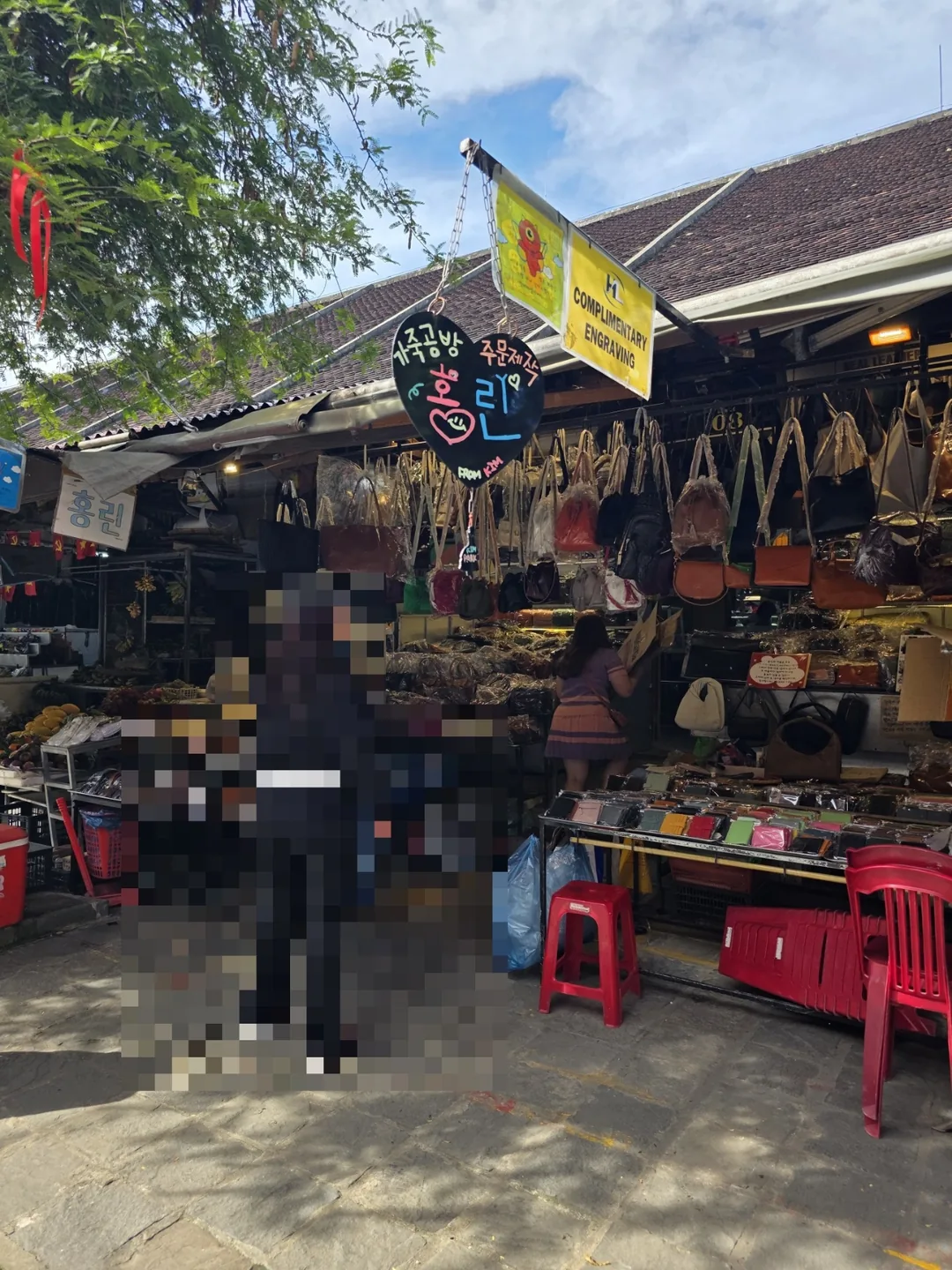 🇻🇳 Chuyến du lịch Đà Nẵng của ba mẹ con_Review lần đầu mua sắm tại cửa hàng da nổi tiếng 'Hong Lin' ở Hội An