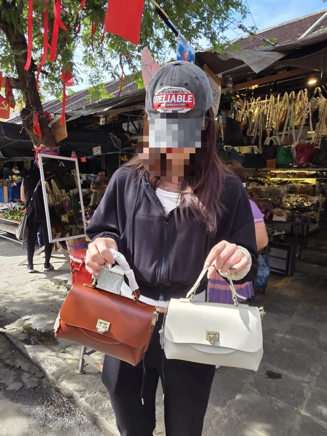 🇻🇳 Chuyến du lịch Đà Nẵng của ba mẹ con_Review lần đầu mua sắm tại cửa hàng da nổi tiếng 'Hong Lin' ở Hội An