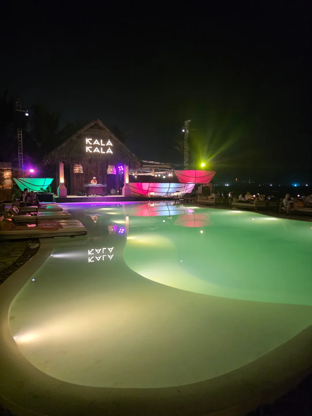 🇻🇳[Hậu trường Fam Tour Đà Nẵng] Beach Bar mới! KALA KALA!! Nơi muốn lắc lư theo điệu nhạc