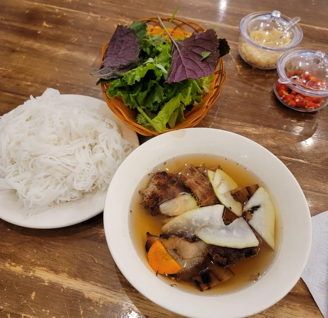 Một buổi sáng tôi muốn ăn một tô bún chả.