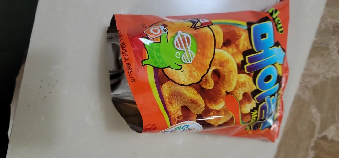 Hai gói bánh snack hết veo trong nháy mắt