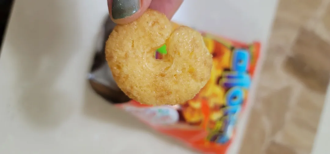 Hai gói bánh snack hết veo trong nháy mắt