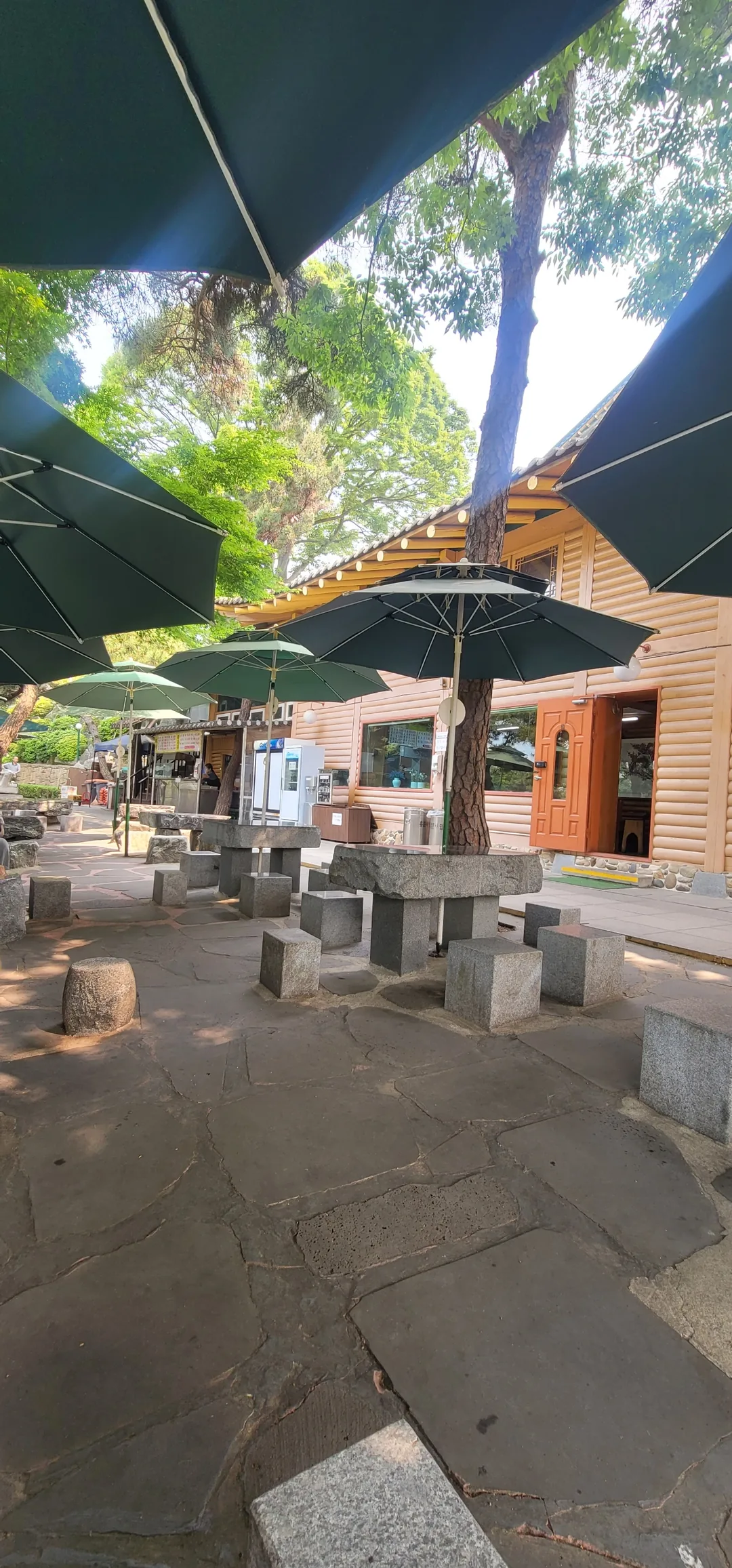 Du lịch) Nhà hàng khu nghỉ chân Heungnyunsa