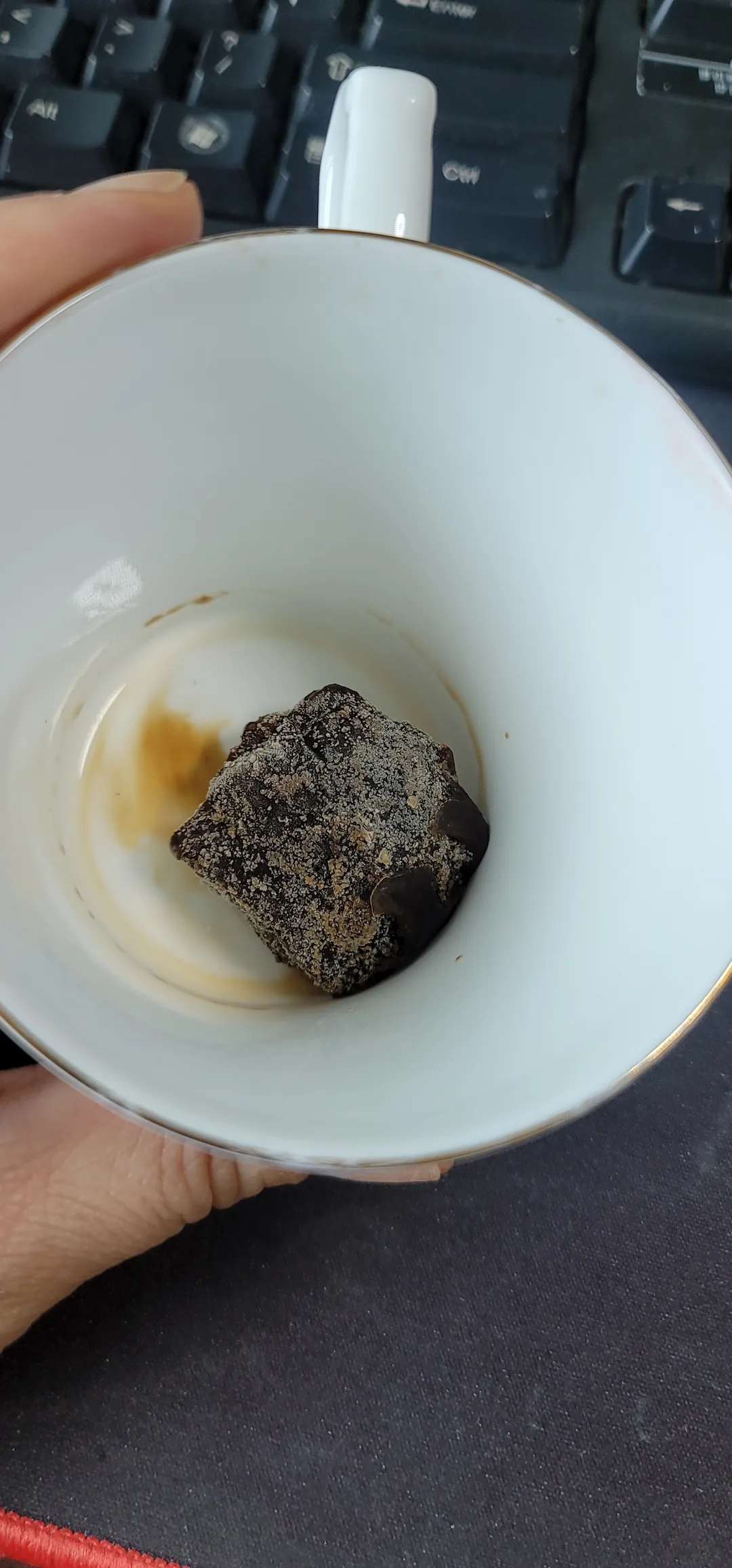 Nóng quá nên cứ tu ừng ực americano đá thôi à~