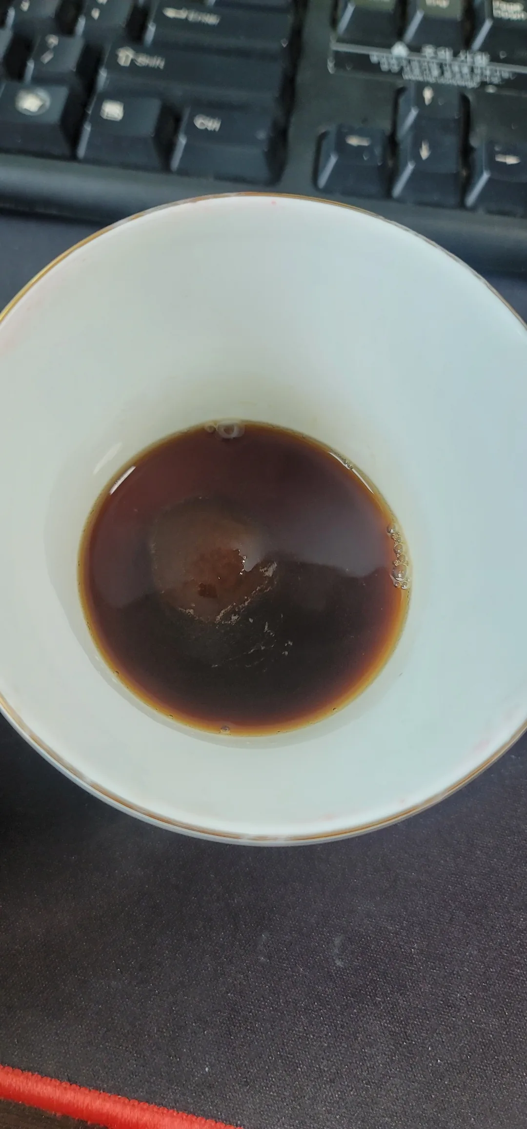 Nóng quá nên cứ tu ừng ực americano đá thôi à~
