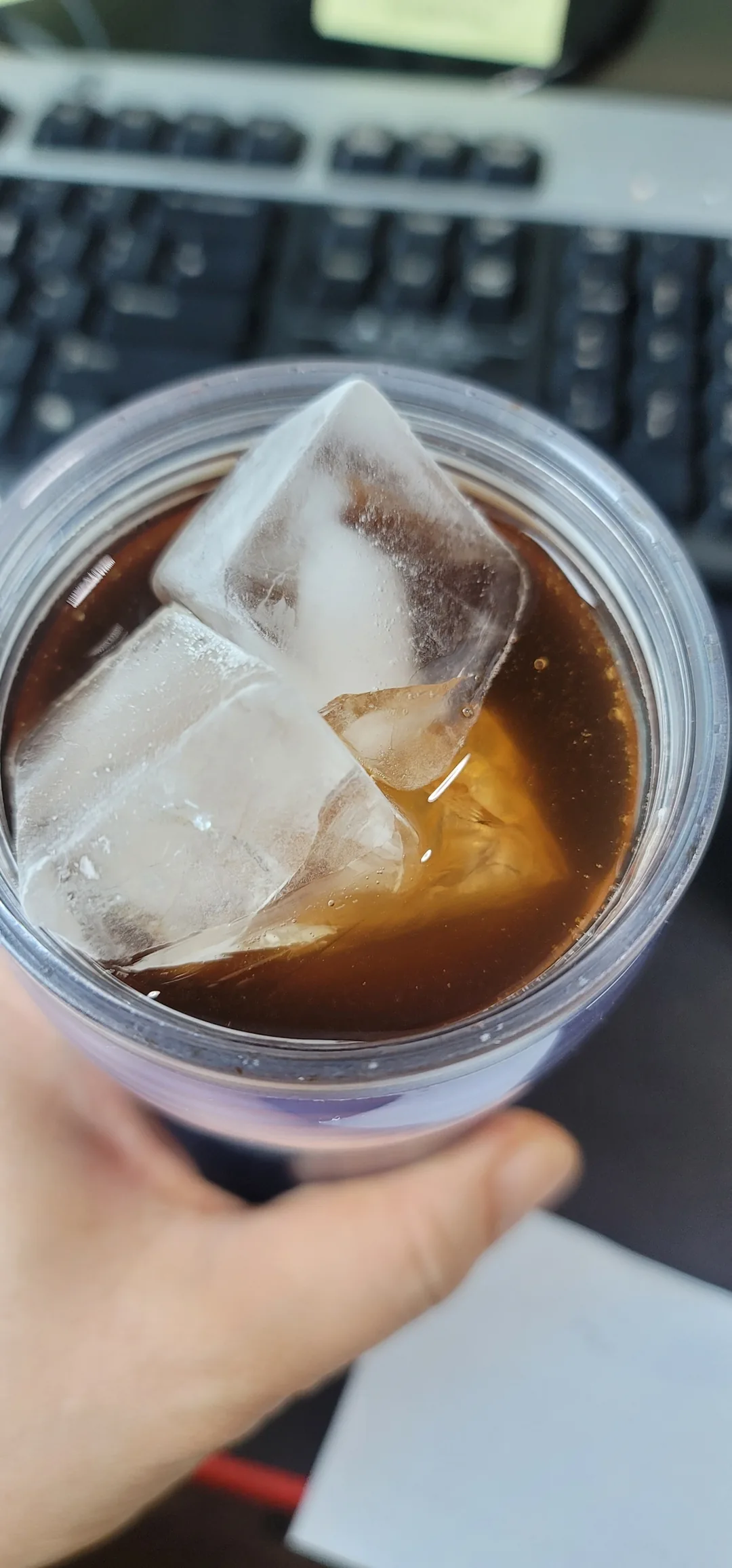 Nóng quá nên cứ tu ừng ực americano đá thôi à~
