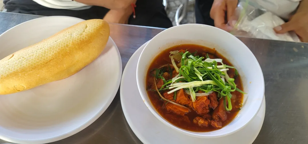 ✈️Review) Cứ nhớ mãi nên lại đi tiếp - quán bánh mì sốt bằm nổi tiếng Porong Hoi