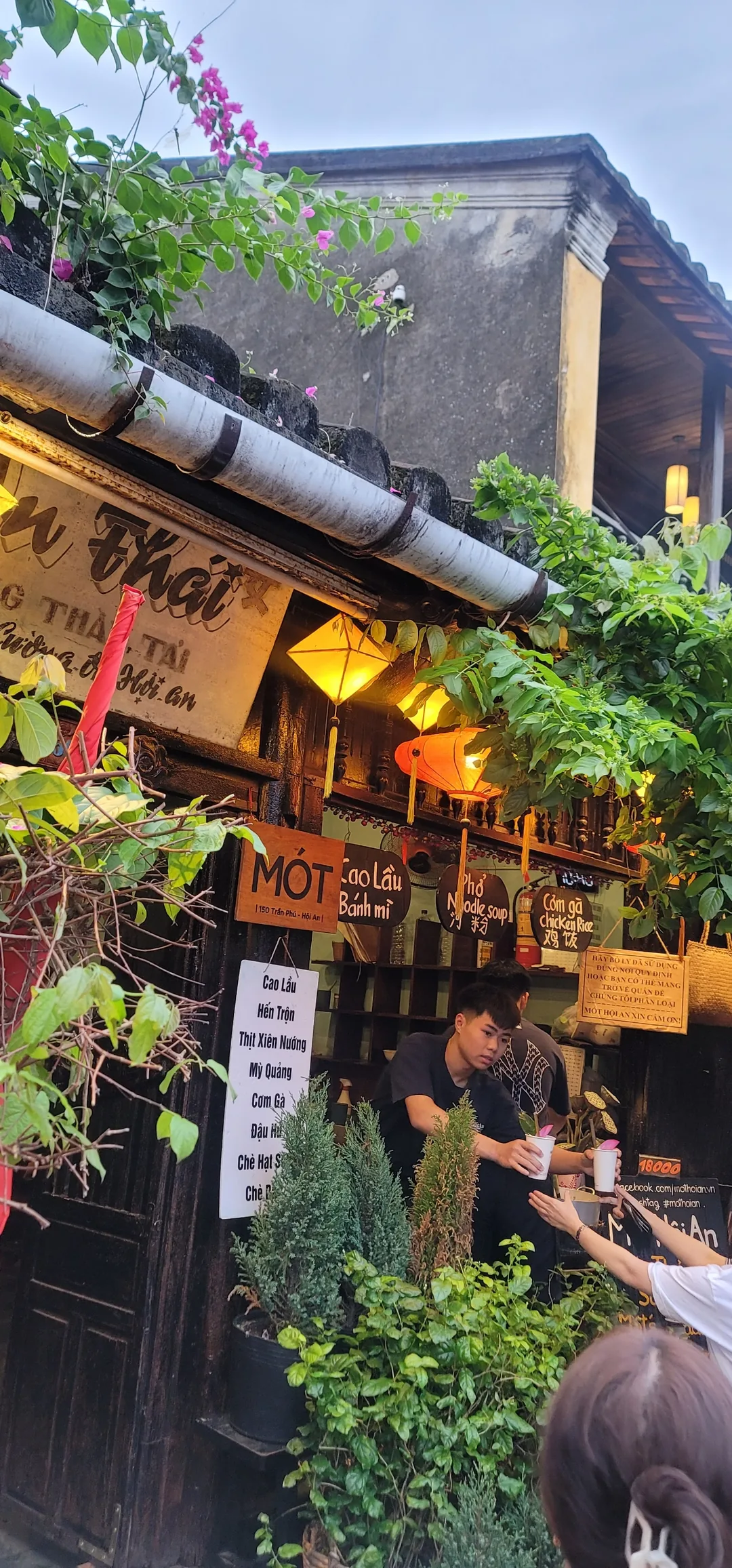 ✈️Review) Quán MOT Cafe Hội An - Trà cánh hoa sen