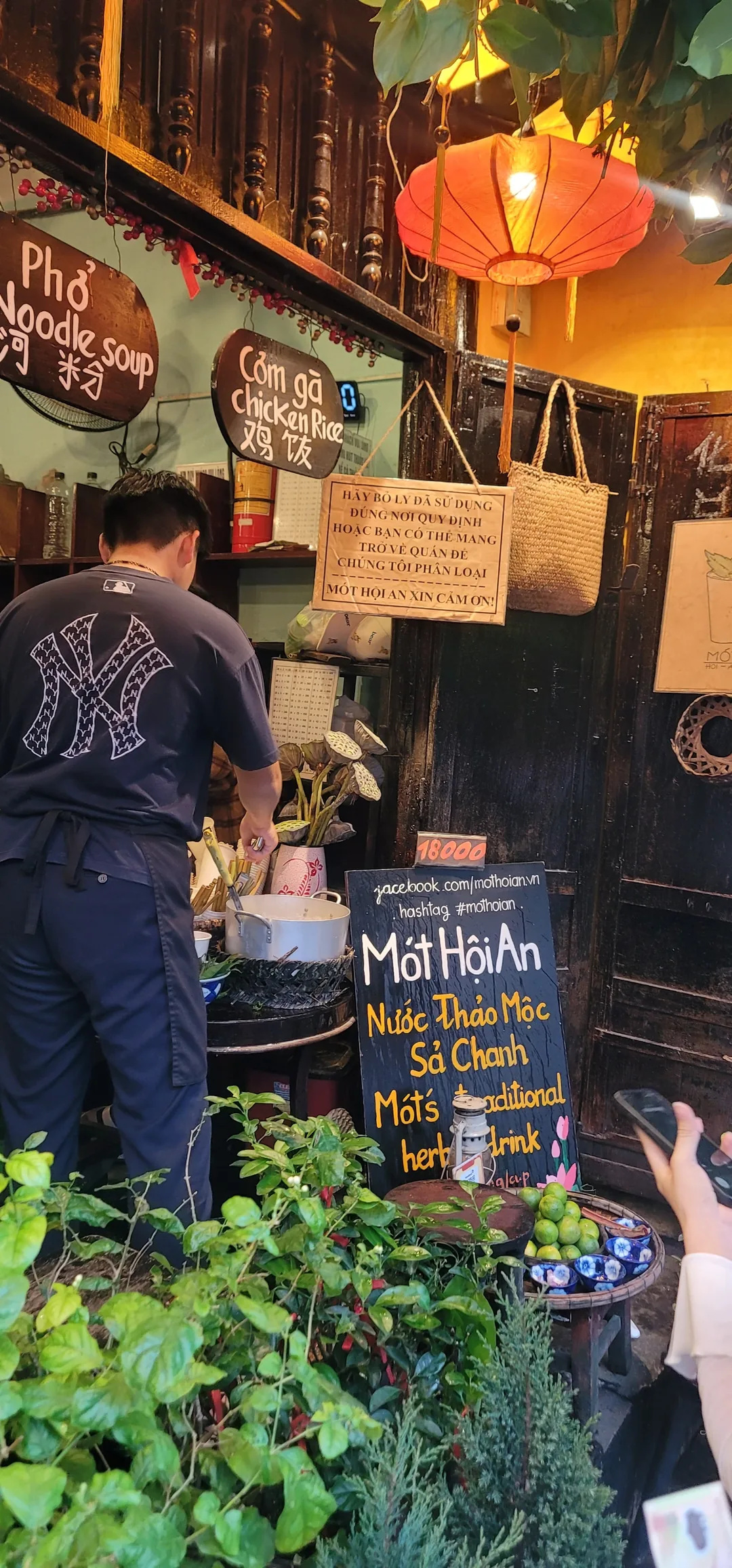 ✈️Review) Quán MOT Cafe Hội An - Trà cánh hoa sen