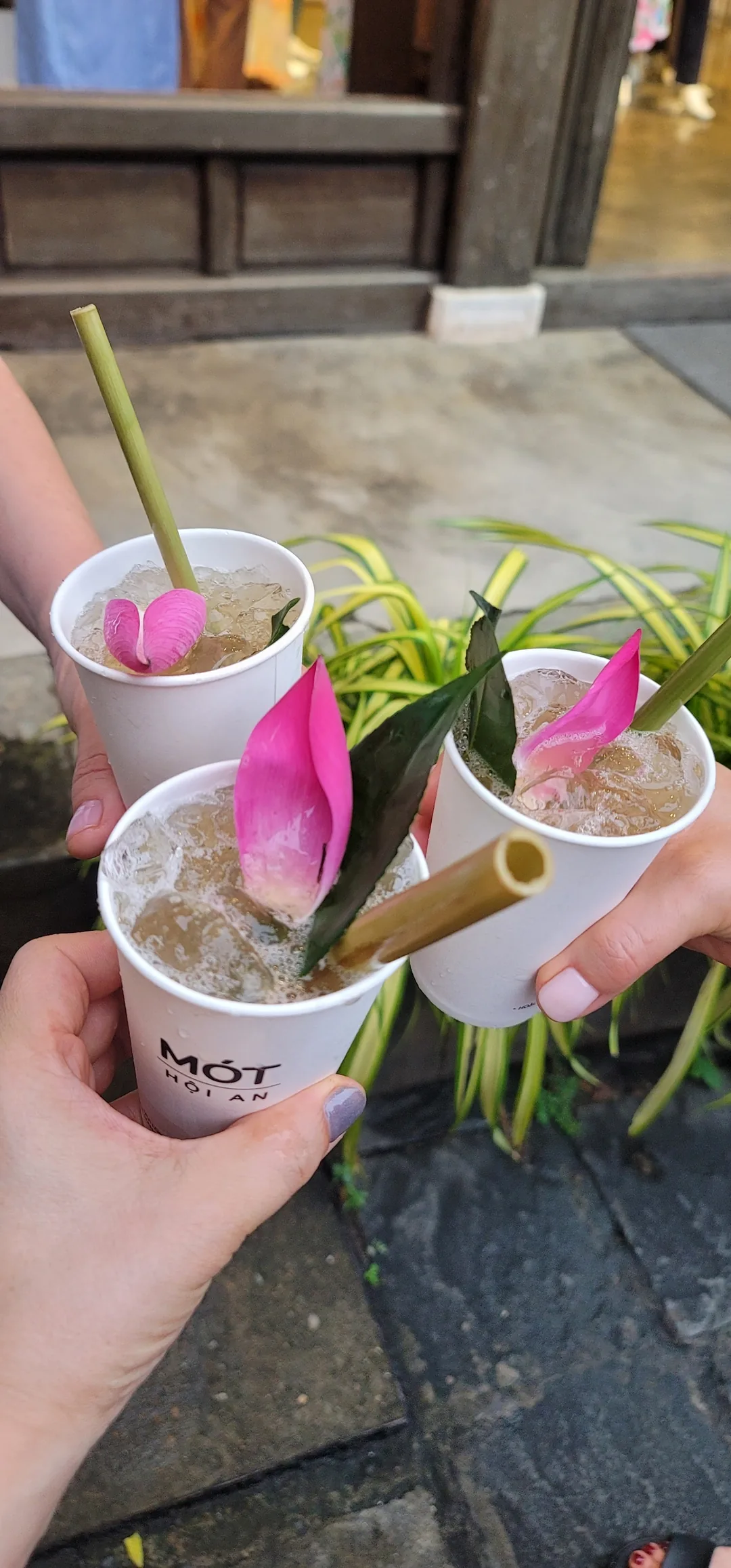 ✈️Review) Quán MOT Cafe Hội An - Trà cánh hoa sen