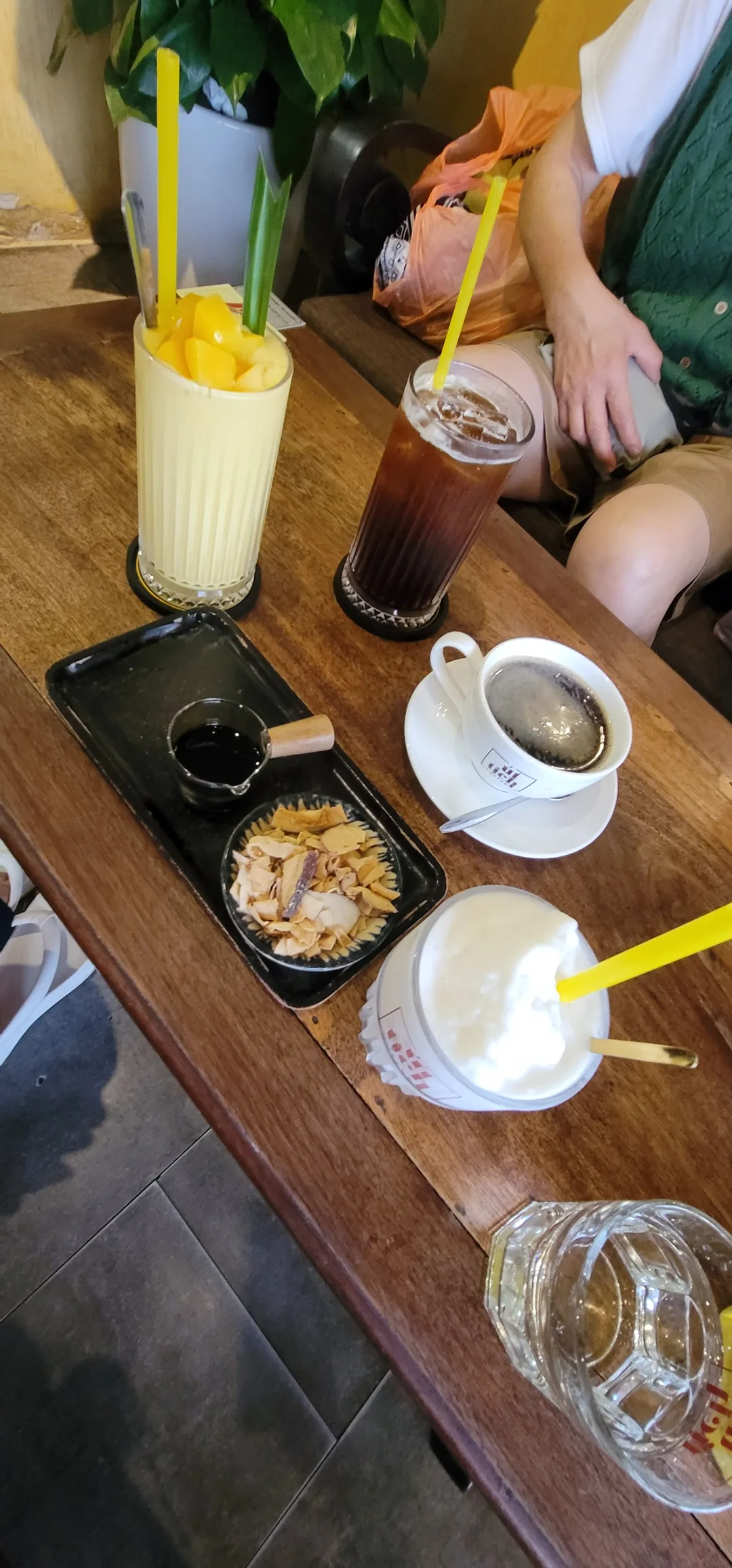 ✈️Review) Ut Tich Cafe – chi nhánh ven sông