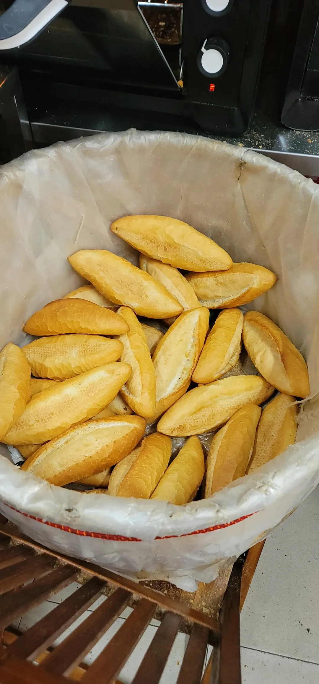 Một buổi sáng tôi muốn ăn bánh mì và uống cà phê.
