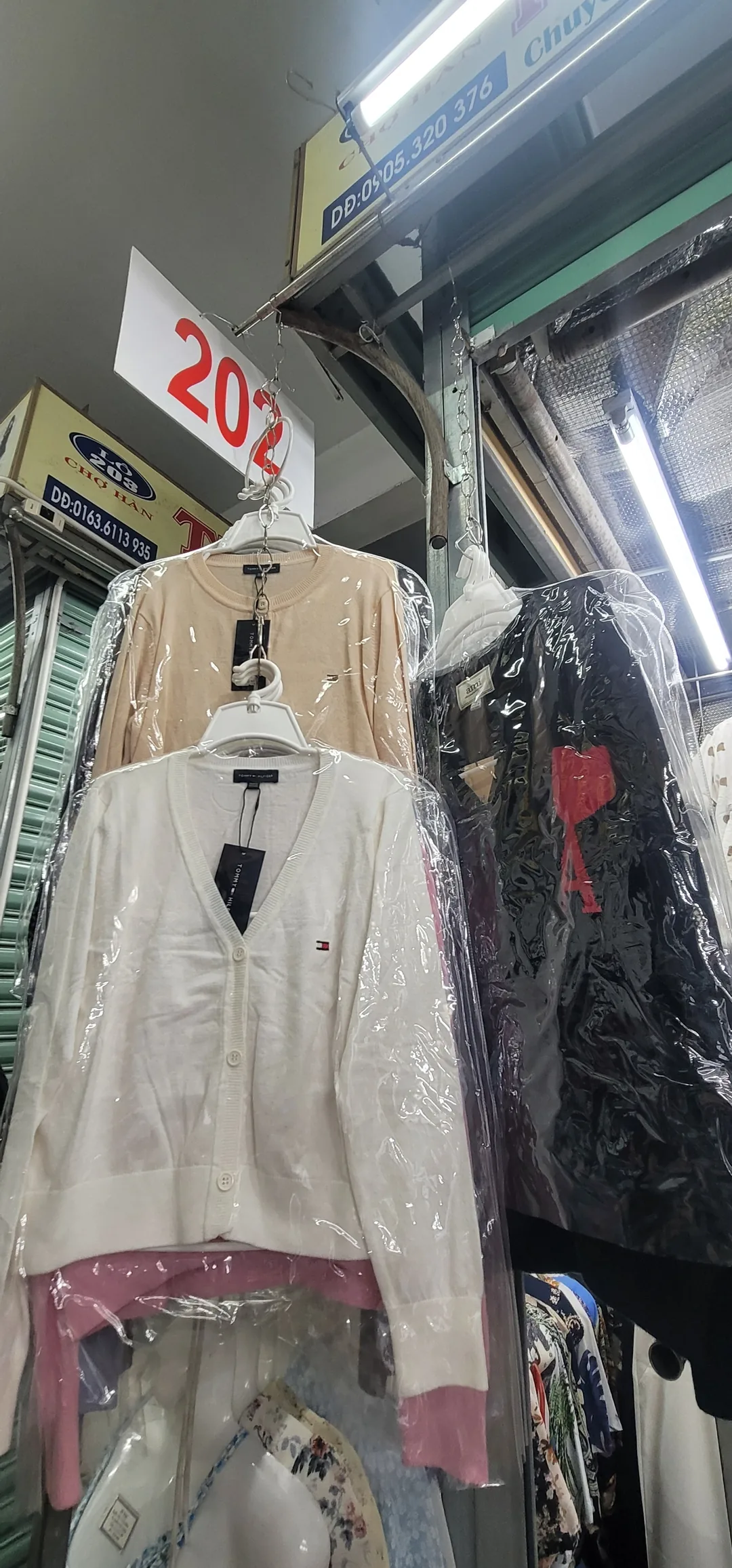 ✈️ Review) Chợ Han số 202 – Váy Tami, váy Lacoste, áo cardigan Ami