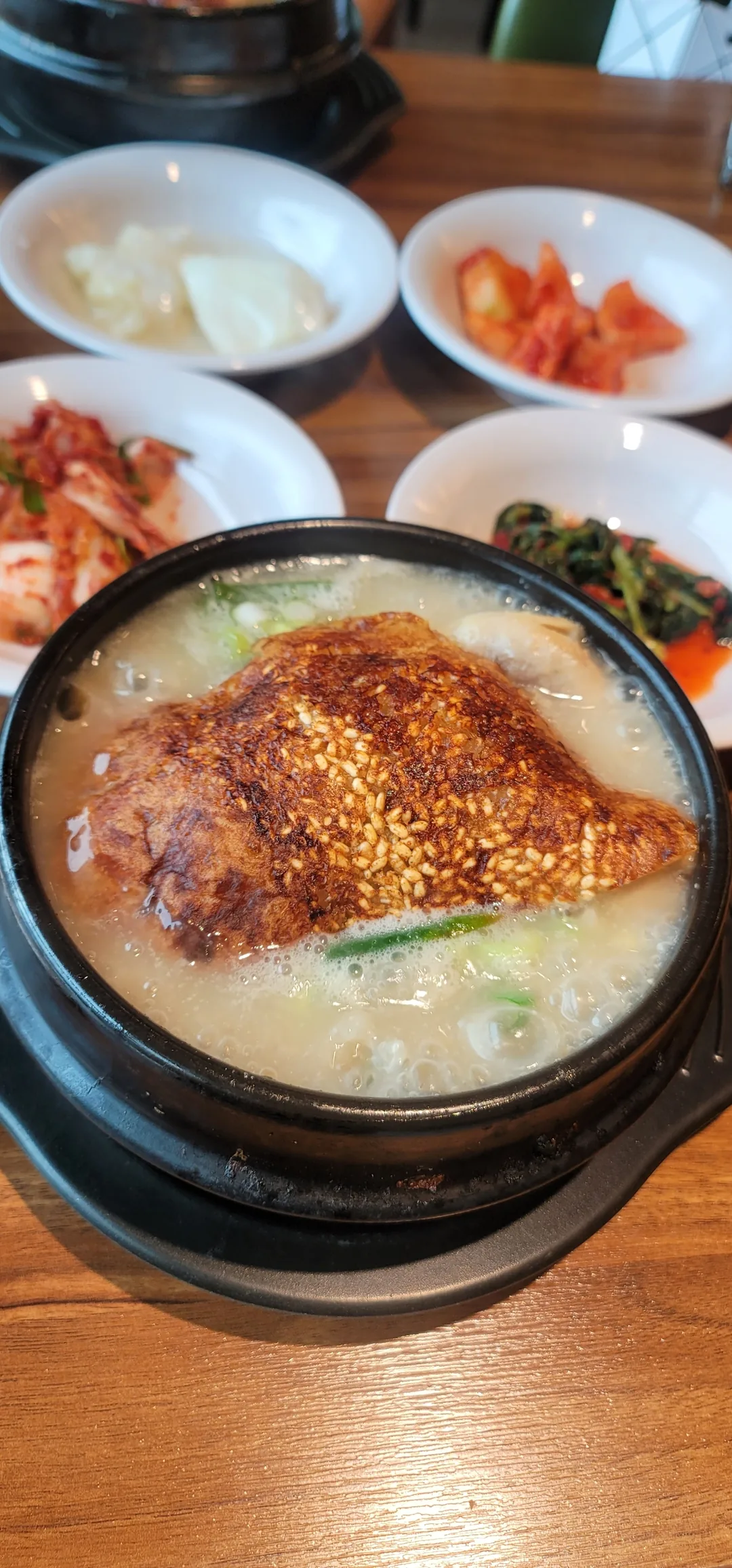 Tôi đang ăn tối sớm.