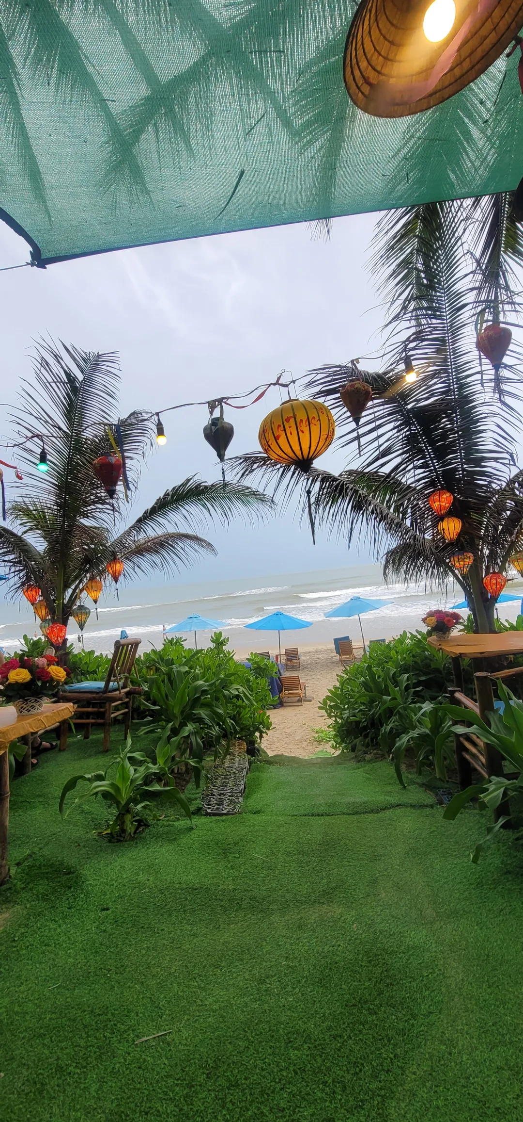 ✈️ Review) Quán ăn nổi tiếng bãi biển Anbang - La Plage