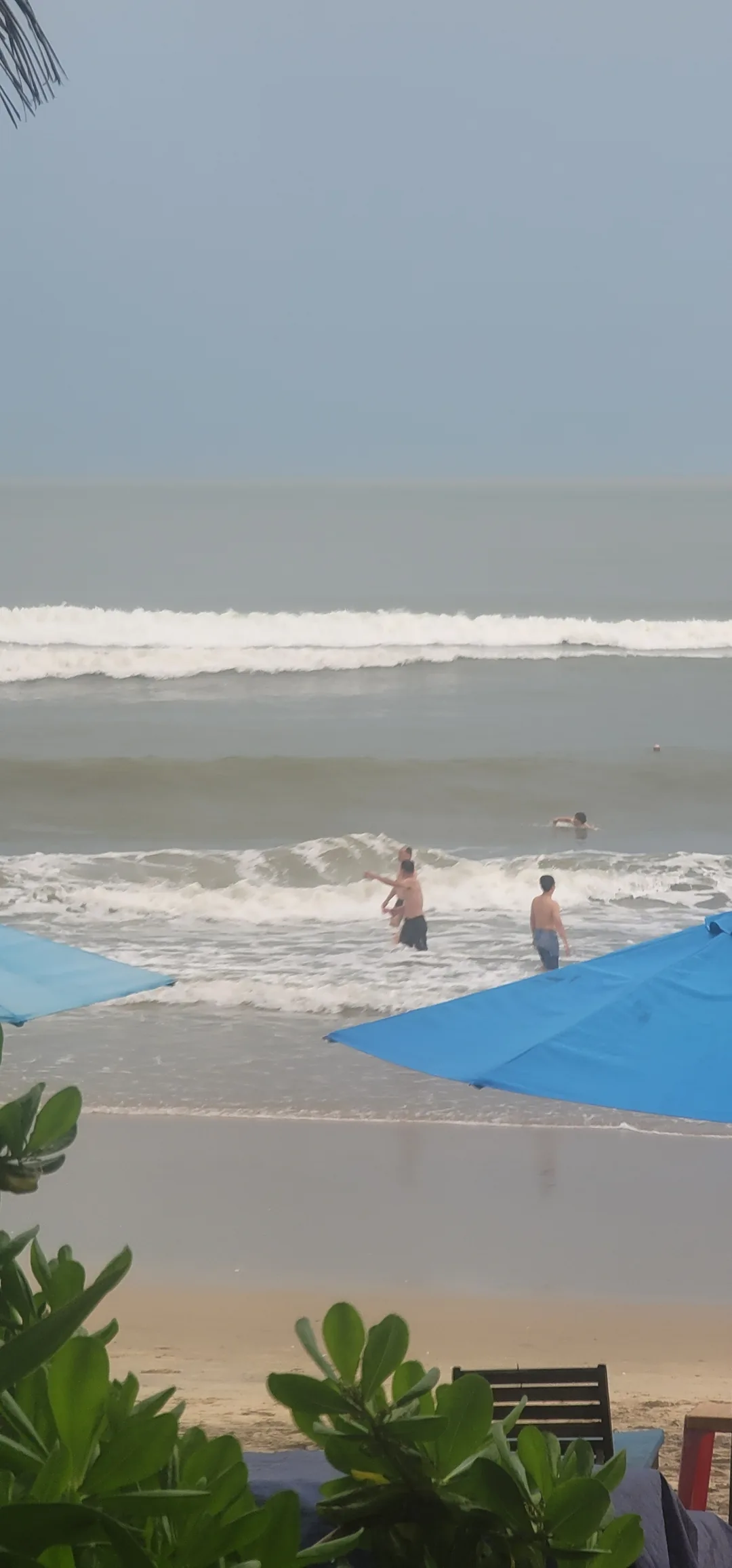 ✈️ Review) Quán ăn nổi tiếng bãi biển Anbang - La Plage
