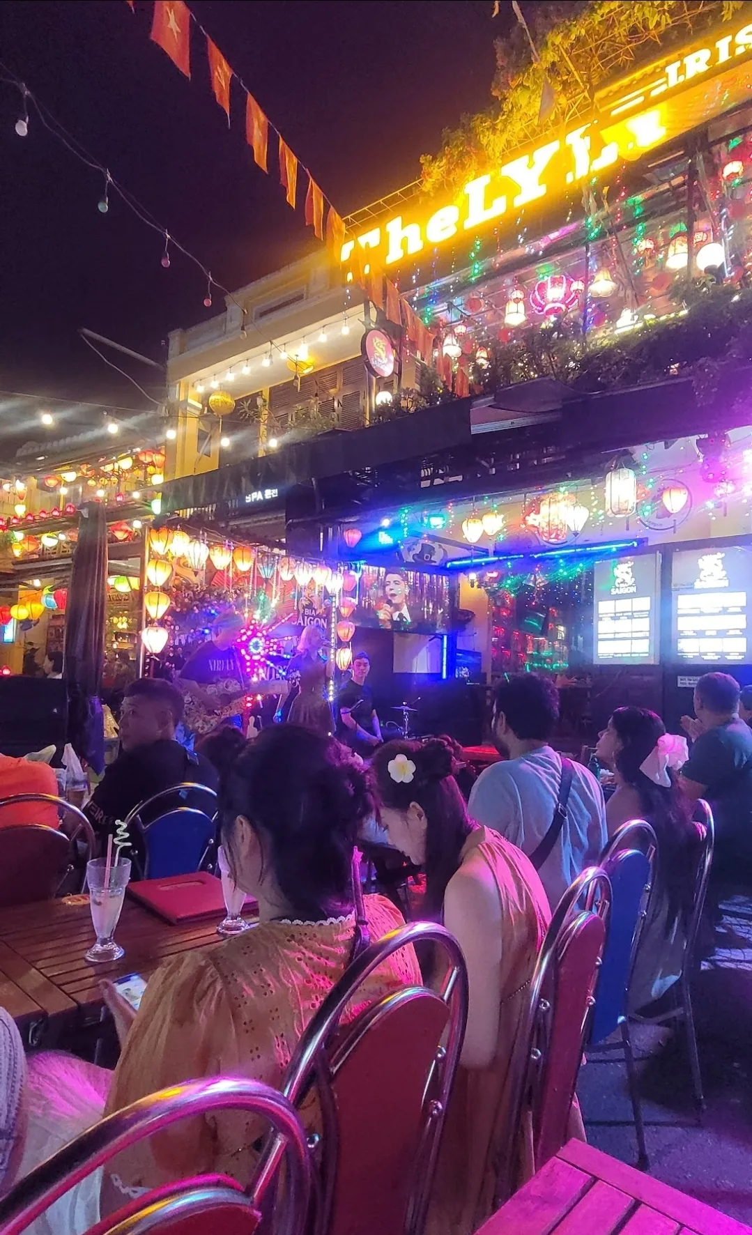 ✈️Review) Cổng vào chợ đêm Hội An - Quán pub Ireland