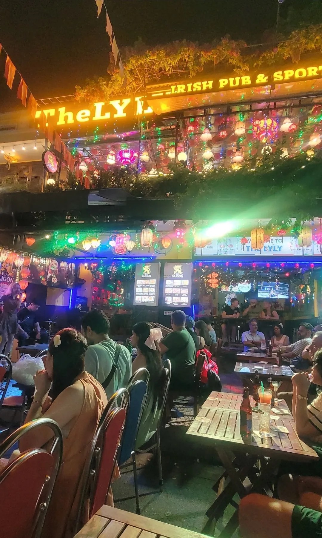 ✈️Review) Cổng vào chợ đêm Hội An - Quán pub Ireland