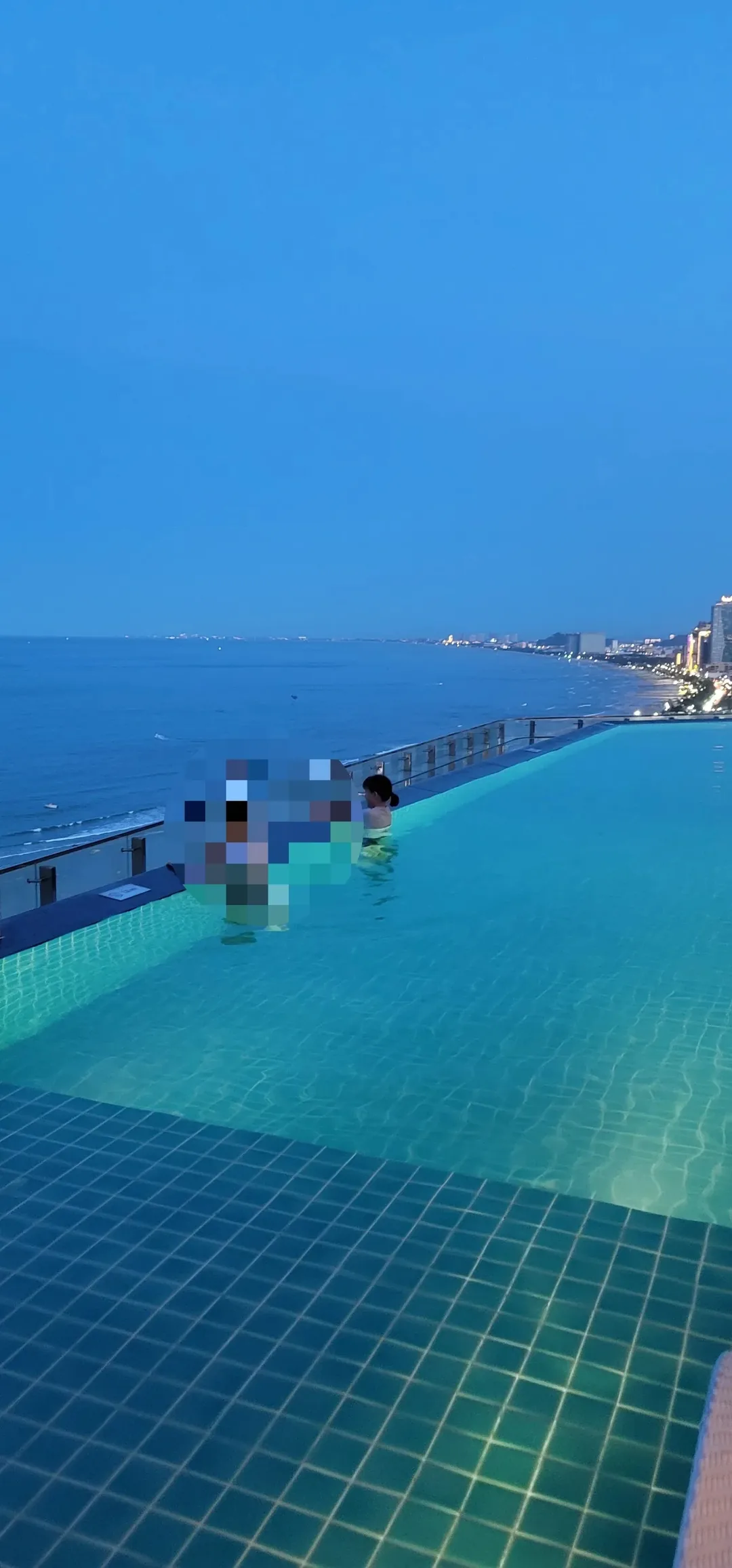 ✈️Review) Hồ bơi trên sân thượng khách sạn Radisson
